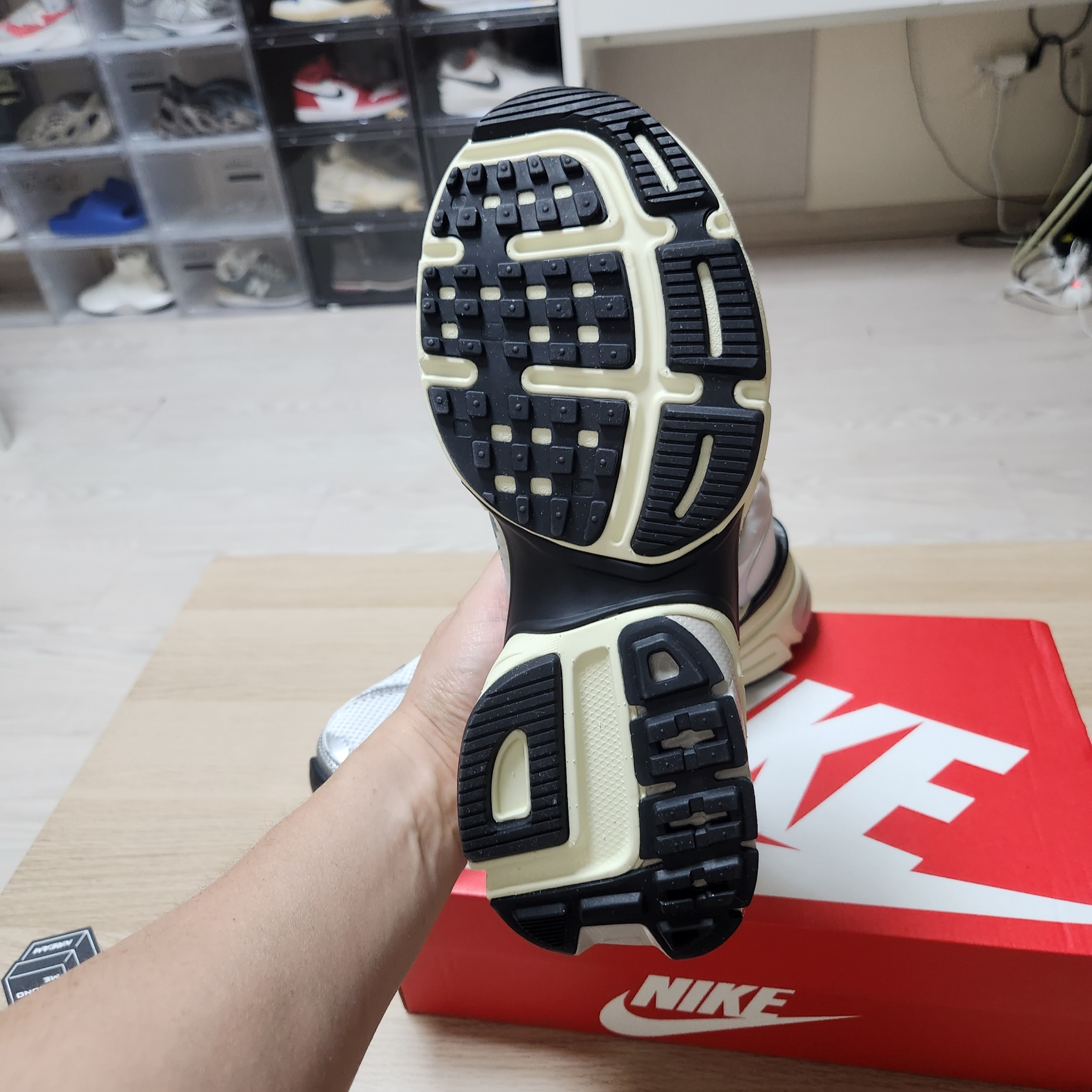 Nike V2K Run Summit White Metallic Silver 착용 스타일 - 5