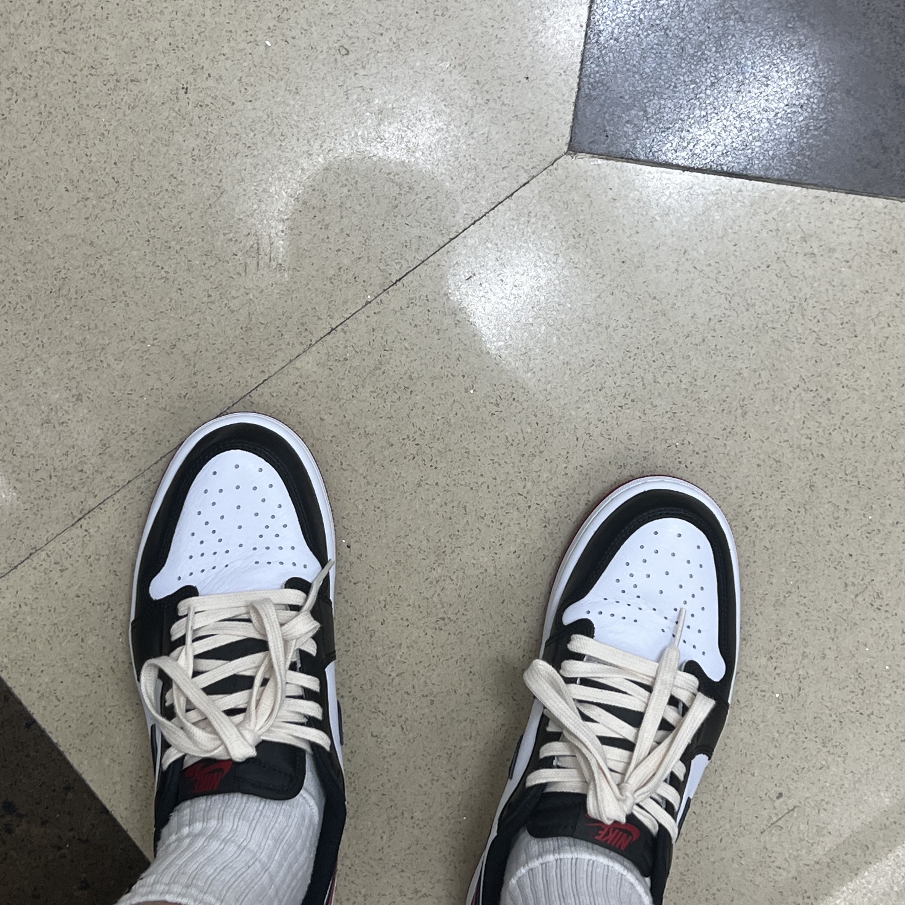 Jordan 1 Retro Low OG Black Toe, Nike NRG Solo Swoosh Fleece Shorts Black - Asia 착용 스타일 - 2