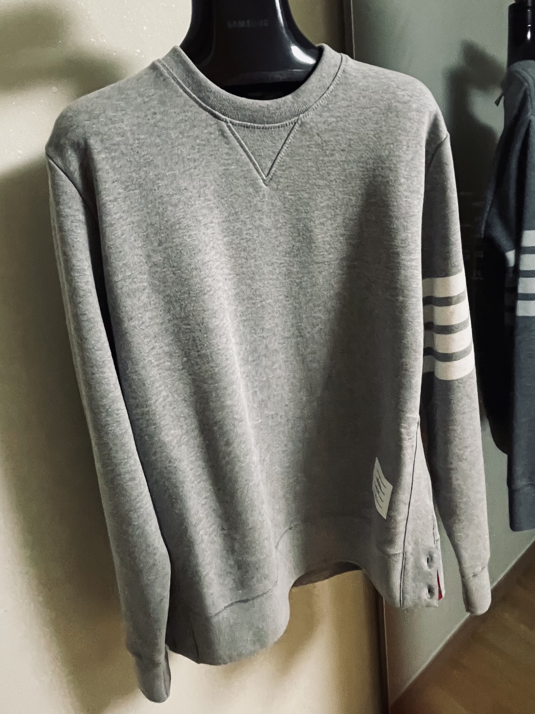 Thom Browne Engineered 4-Bar Sweatshirt Light Grey 착용 스타일