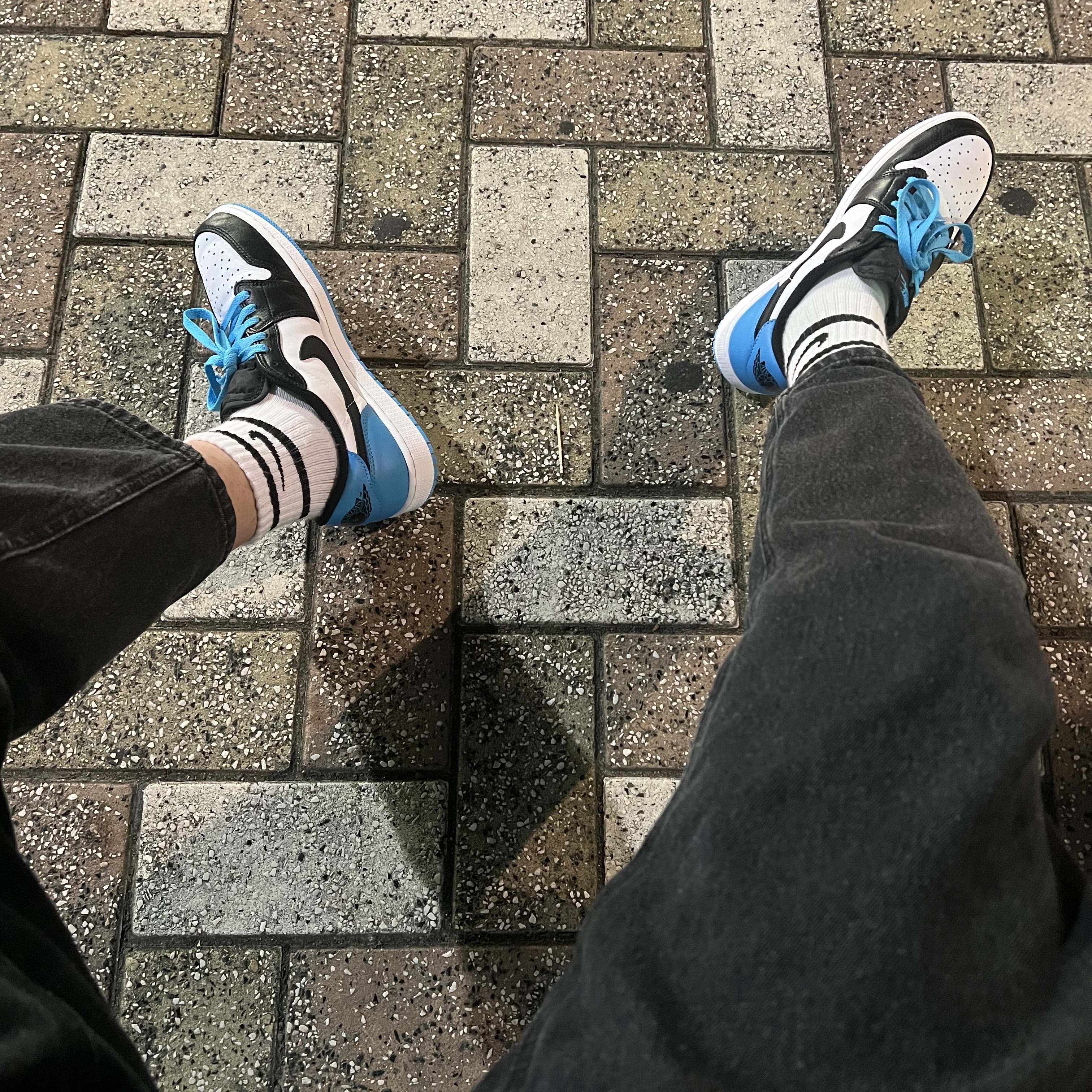 Jordan 1 Retro Low OG Black and Dark Powder Blue 착용 스타일