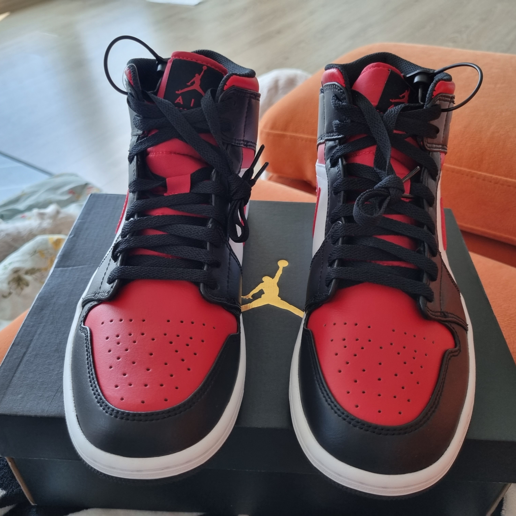 Jordan 1 Mid Black Fire Red 착용 스타일 - 2