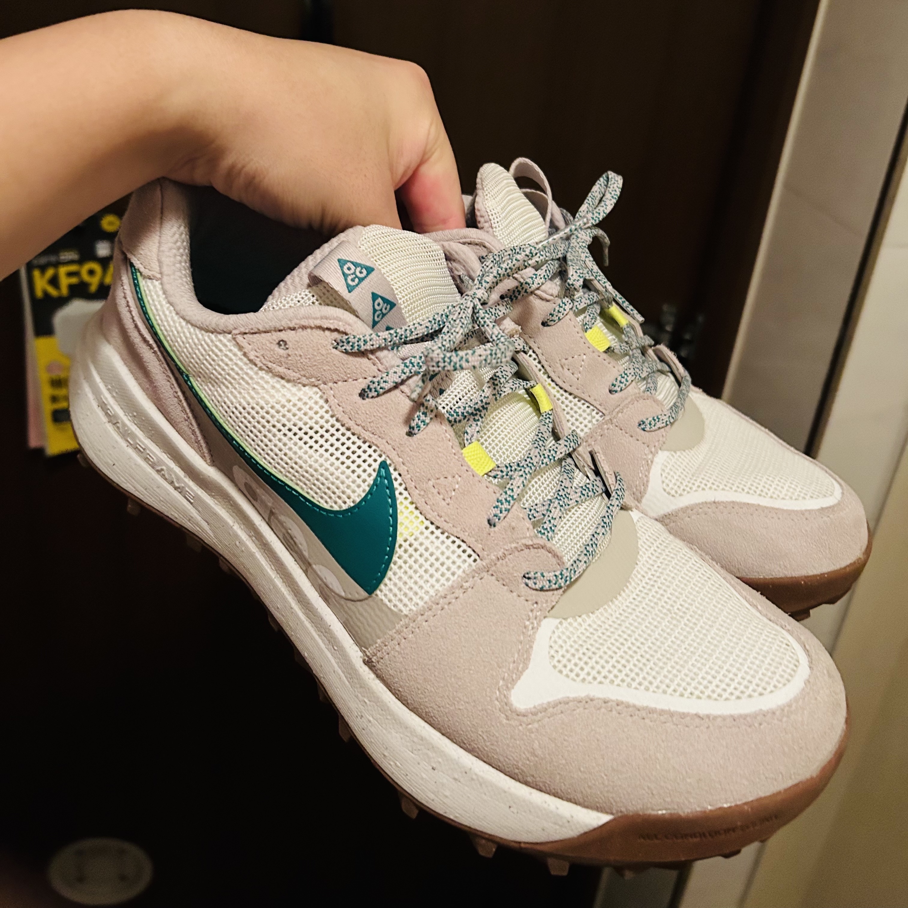 Nike ACG Lowcate Light Iron Ore 착용 스타일