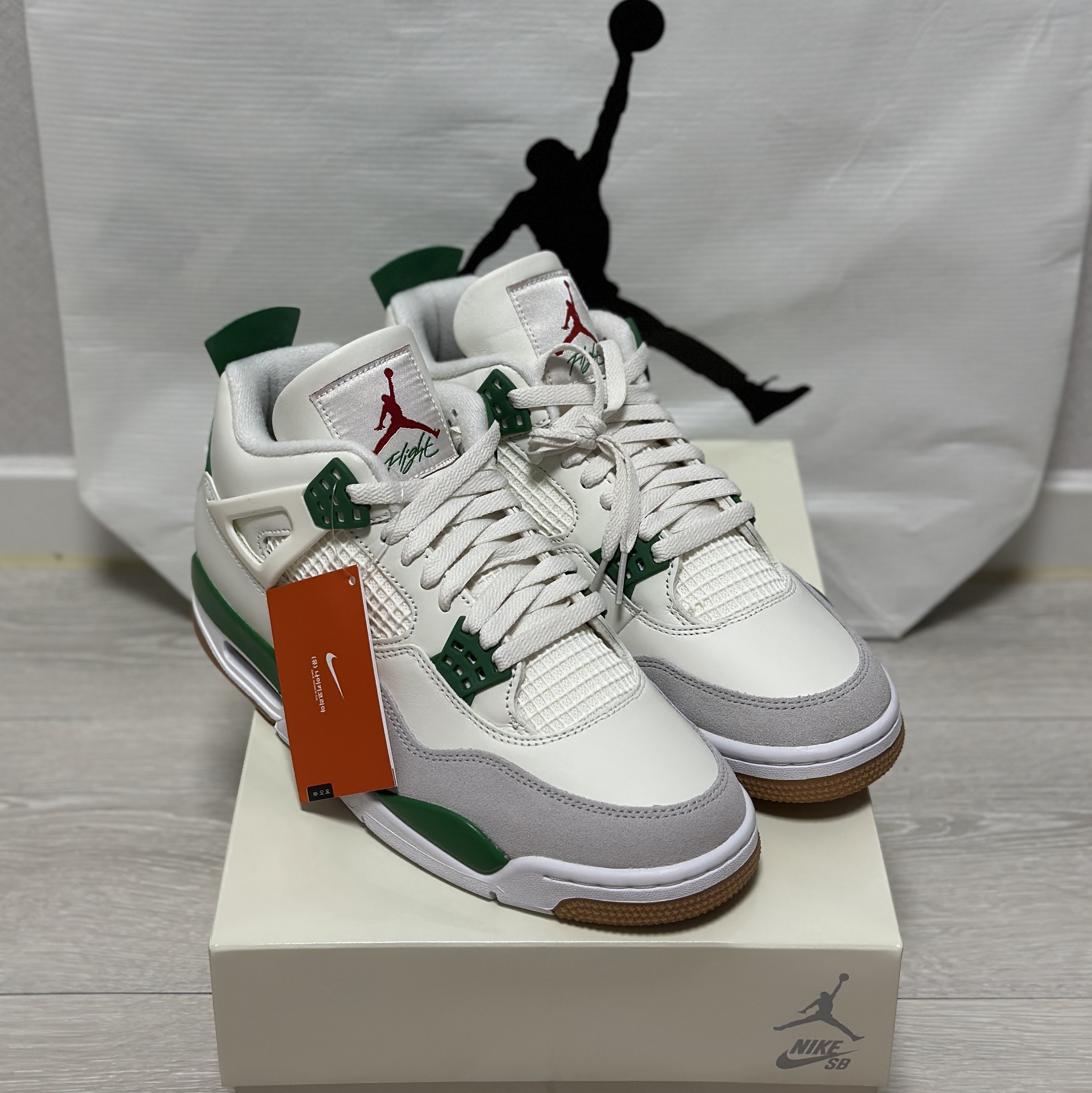 Jordan 4 x Nike SB Retro SP Pine Green 착용 스타일