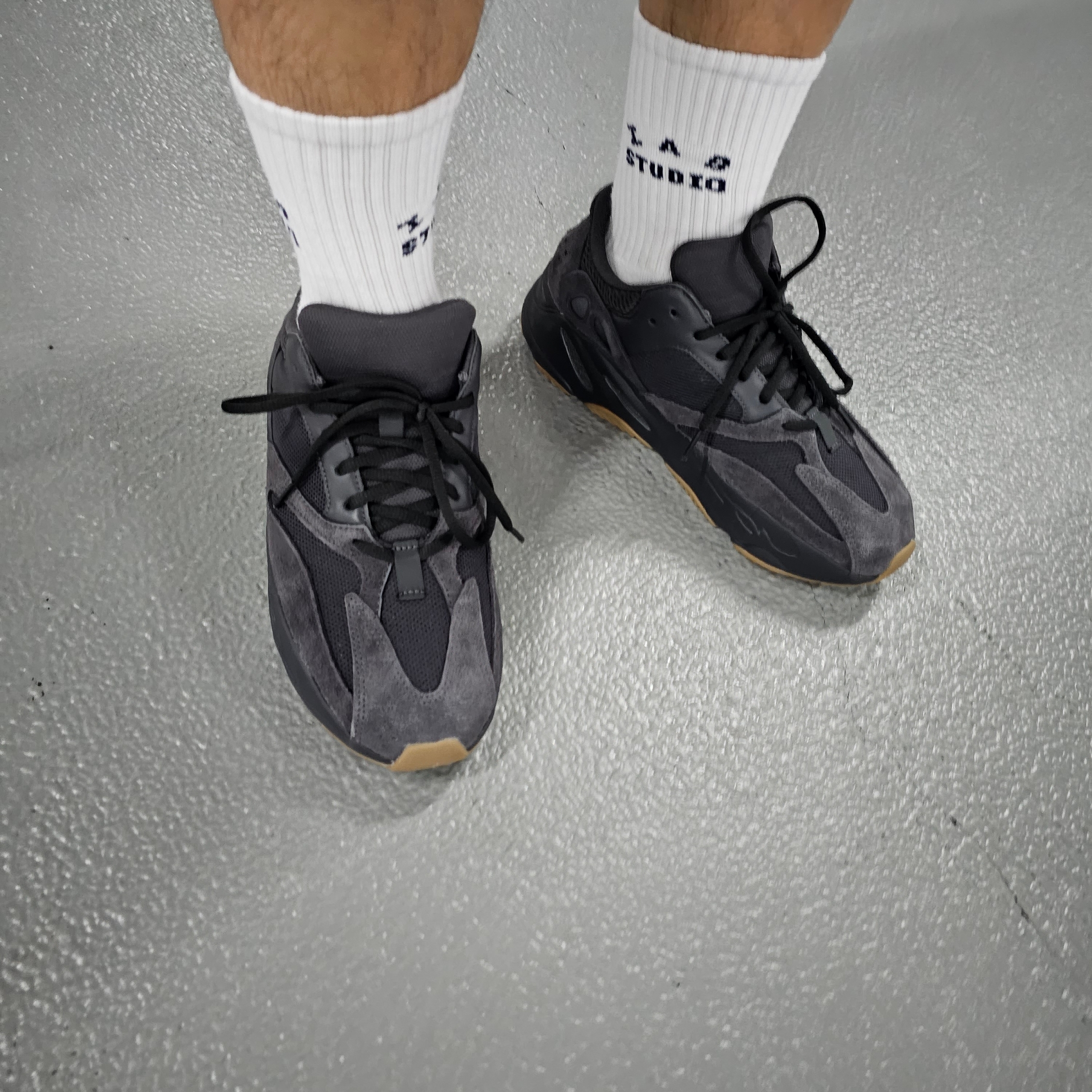 Adidas Yeezy Boost 700 Utility Black 2023 착용 스타일