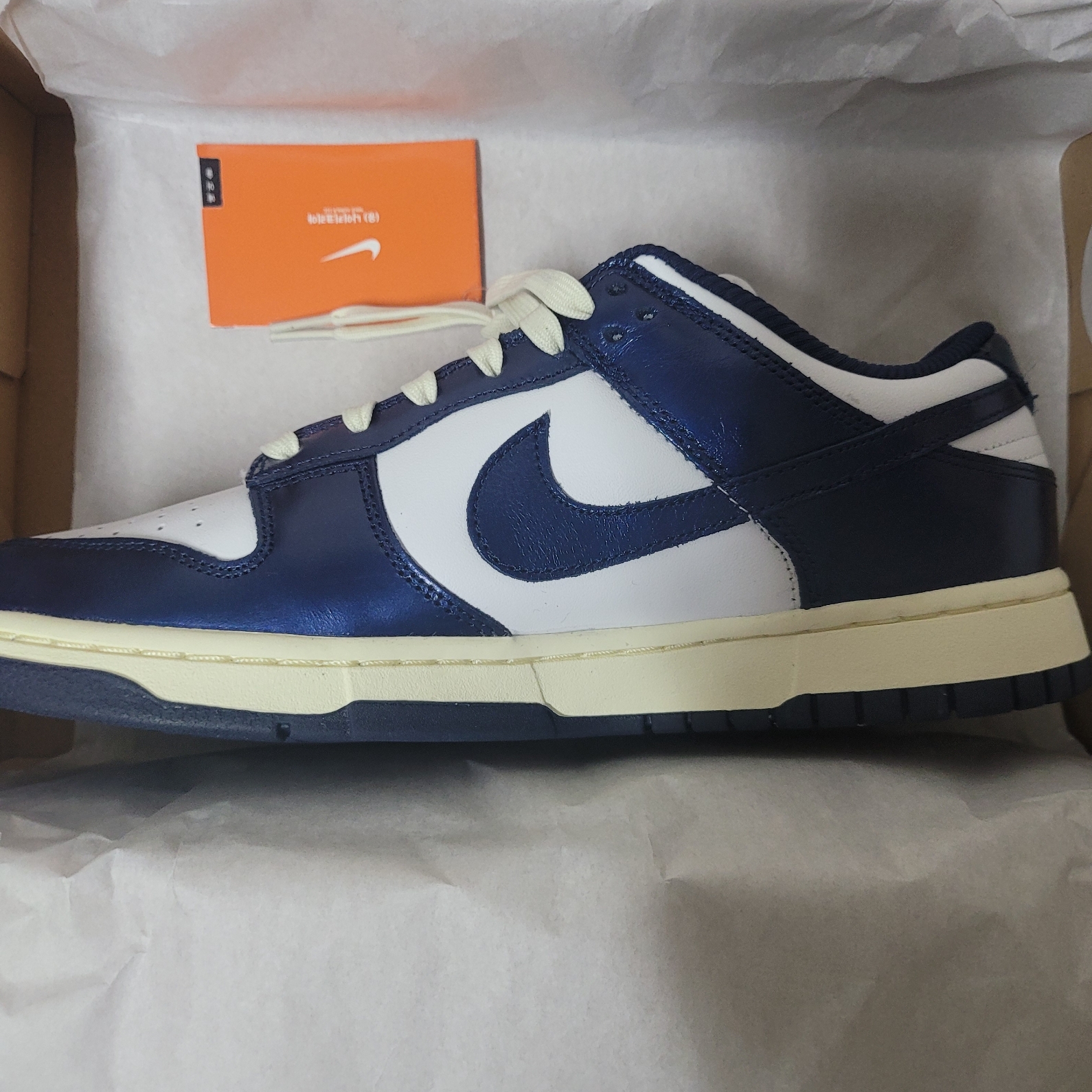 (W) Nike Dunk Low PRM Midnight Navy and White 착용 스타일