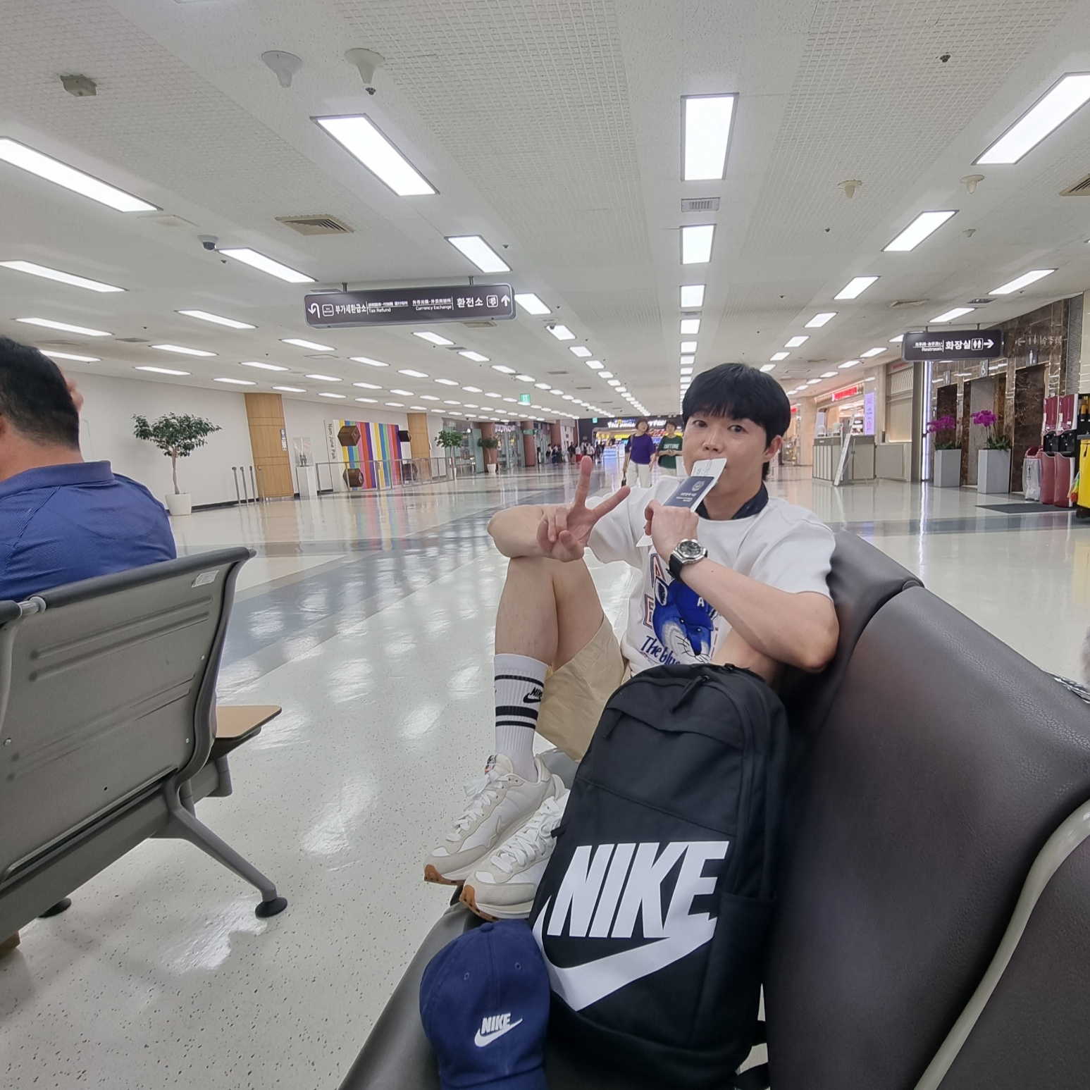 Nike x Sacai VaporWaffle White and Gum, Maison Kitsune x Ader Error The Bluest Fox T-Shirt White 착용 스타일 - 2