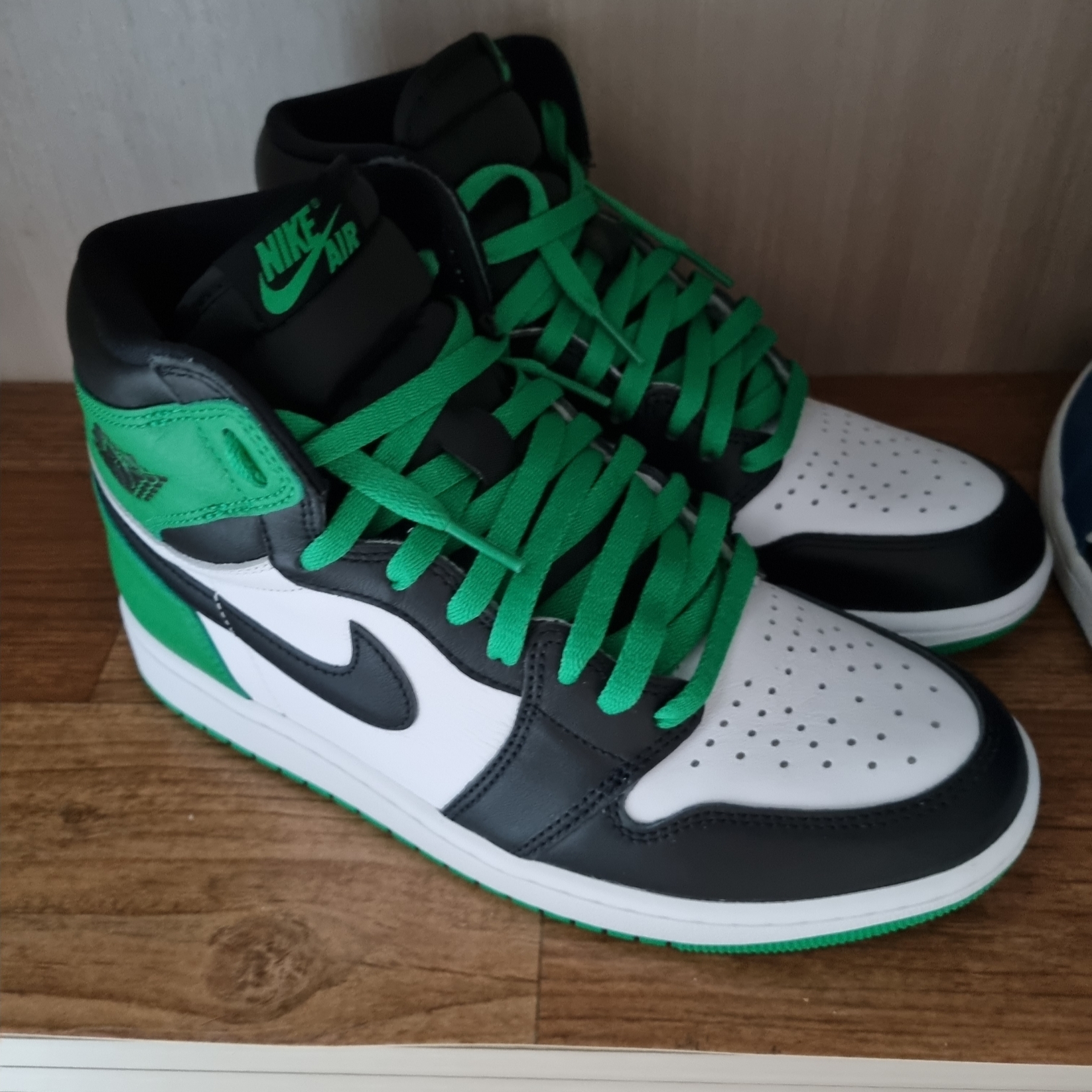 Jordan 1 Retro High OG Black and Lucky Green 착용 스타일 - 1