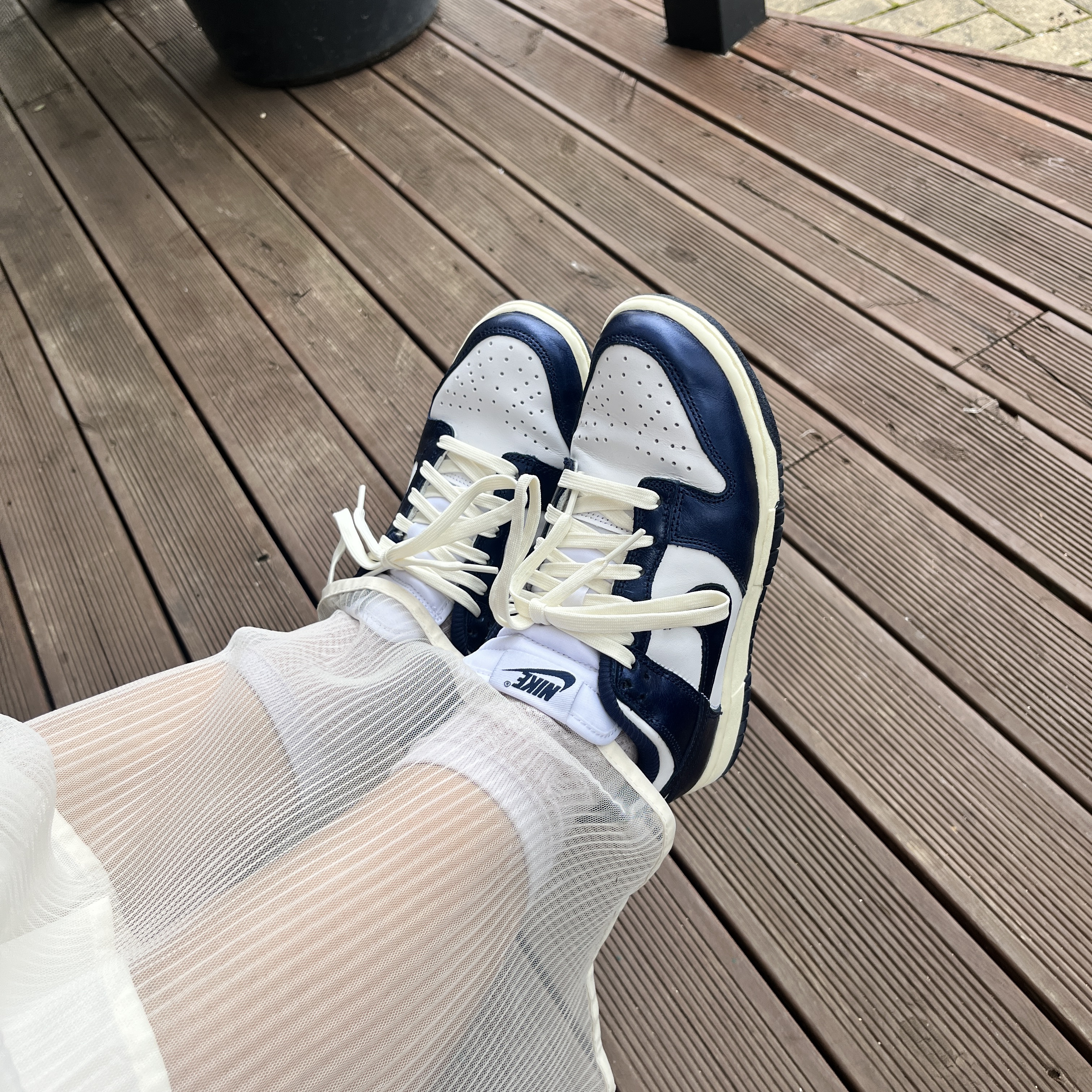 (W) Nike Dunk Low PRM Midnight Navy and White 착용 스타일 - 3