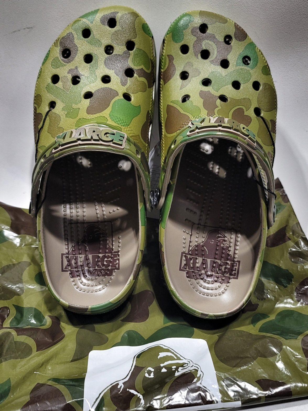Crocs x XLarge Classic Clog Camo 착용 스타일 - 2