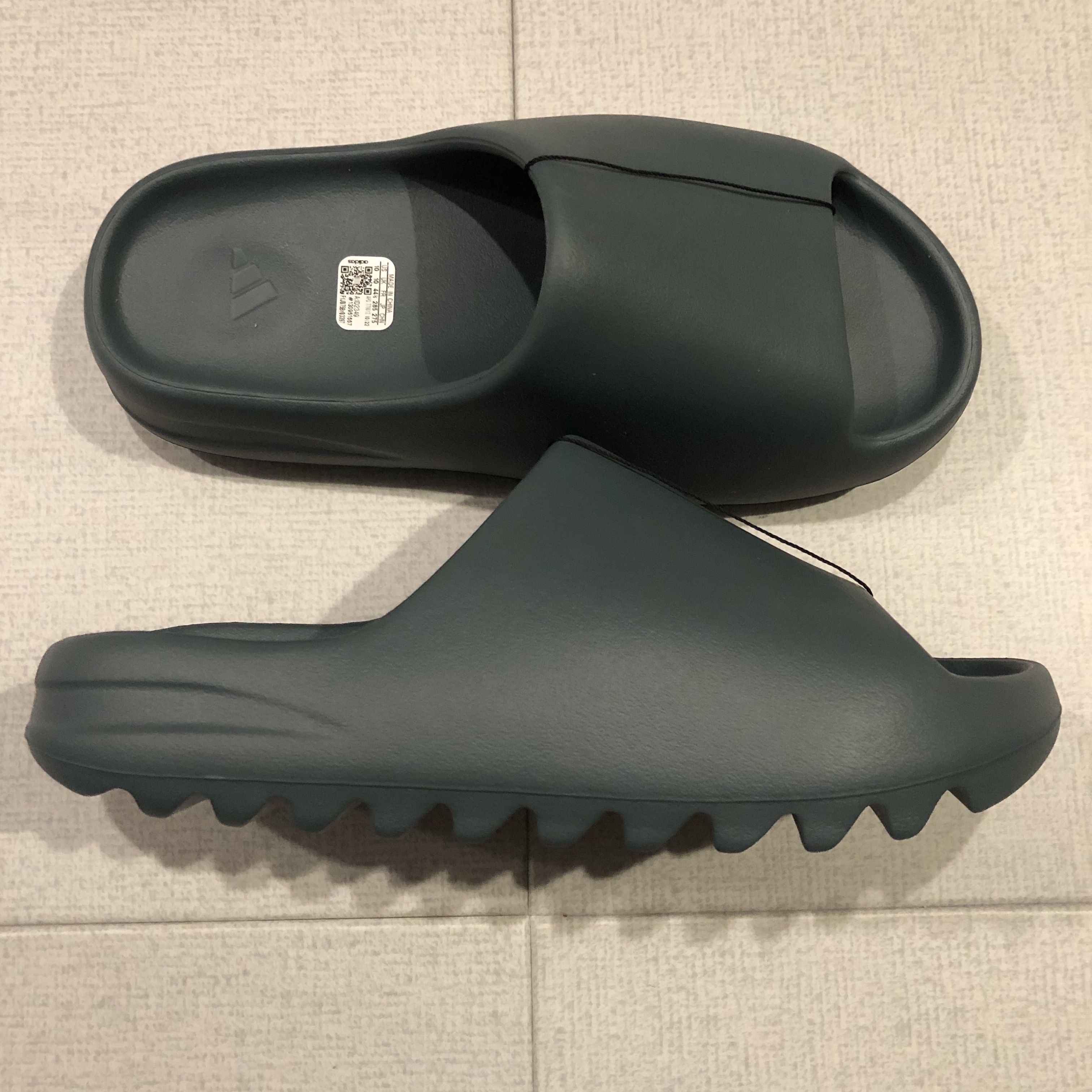 Adidas Yeezy Slide Slate Marine 착용 스타일