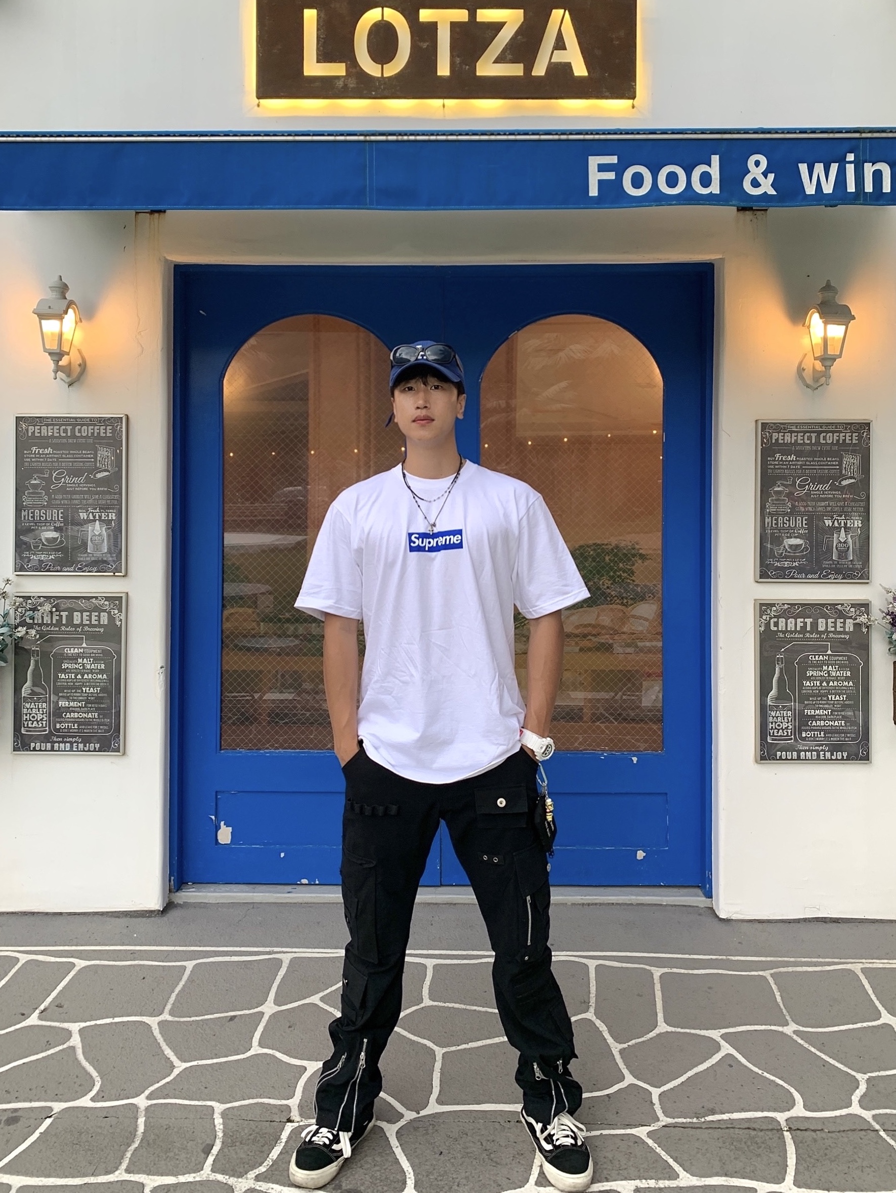 Supreme Seoul Box Logo T-Shirt White - 23FW, Human Made Military Card Case Black 착용 스타일 - 1