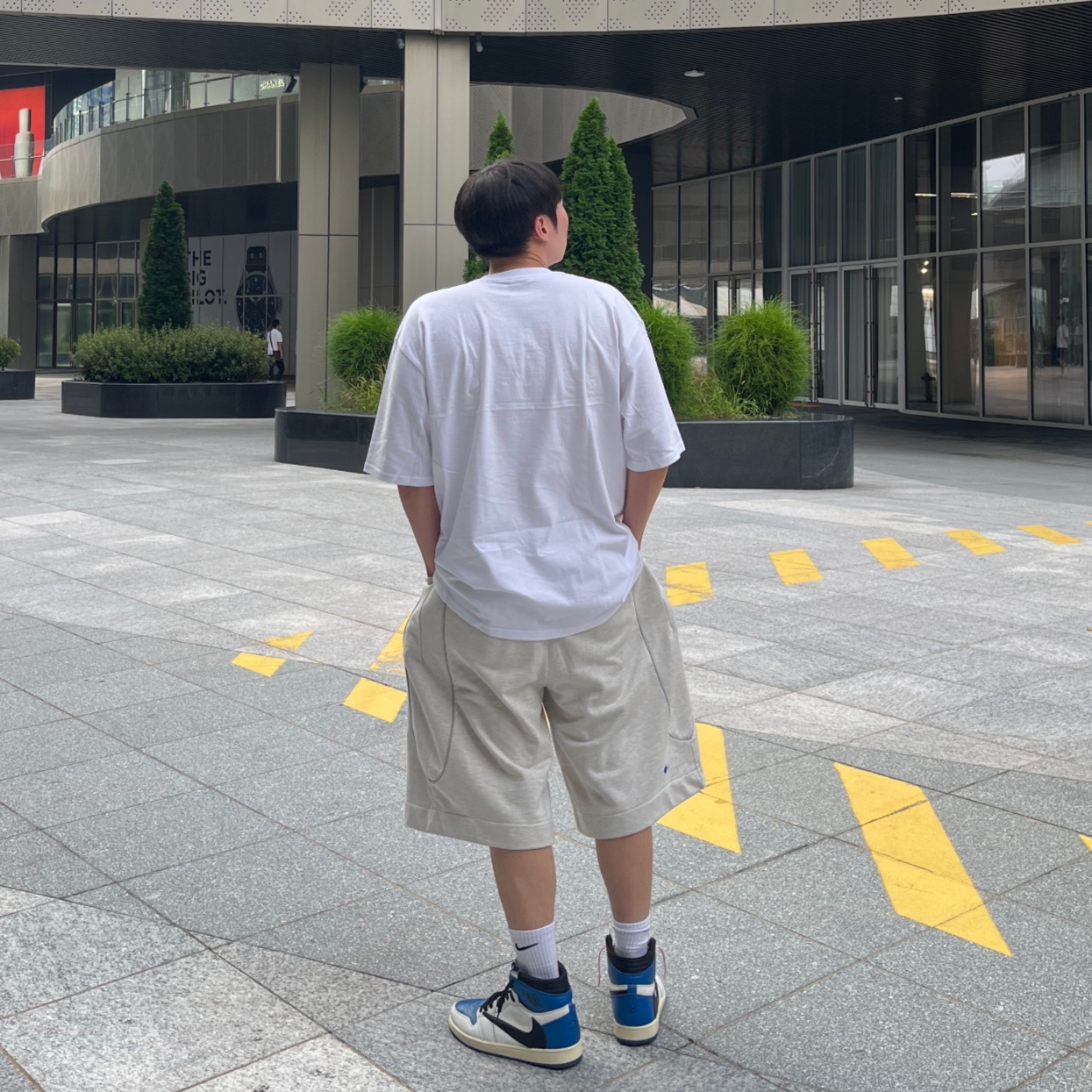 Stussy x Cactus Plant Flea Market International T-Shirt White, Jordan 1 x Travis Scott x Fragment Retro High OG SP Military Blue 착용 스타일 - 2