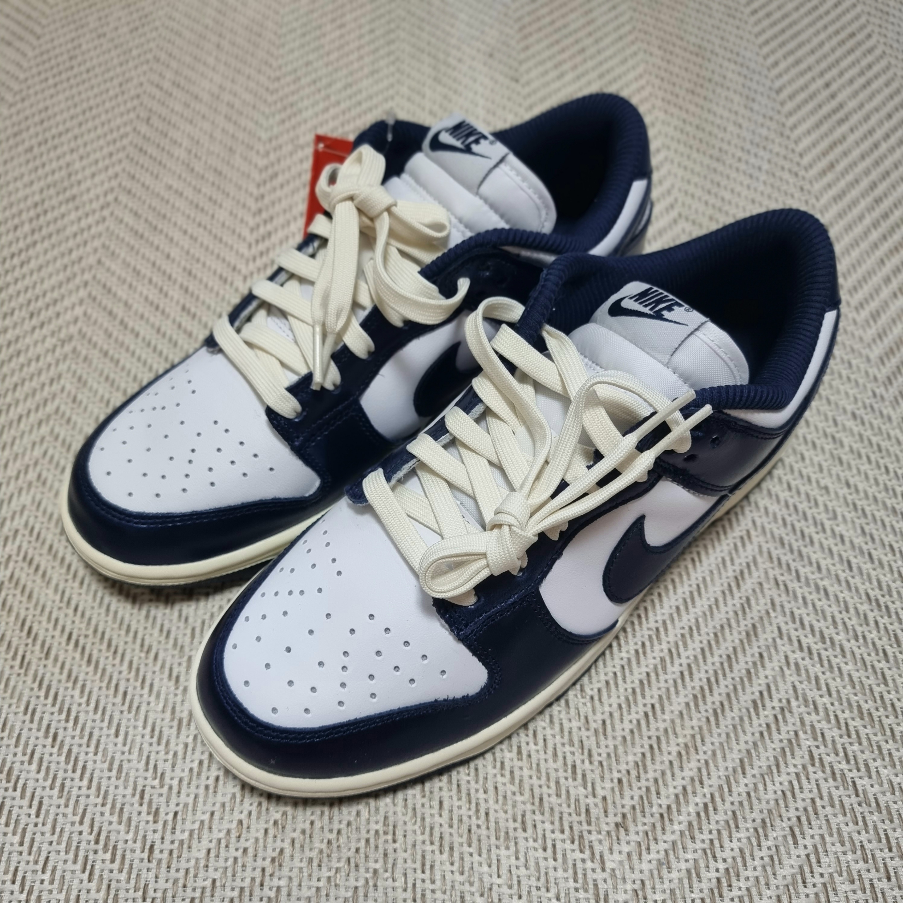 (W) Nike Dunk Low PRM Midnight Navy and White 착용 스타일