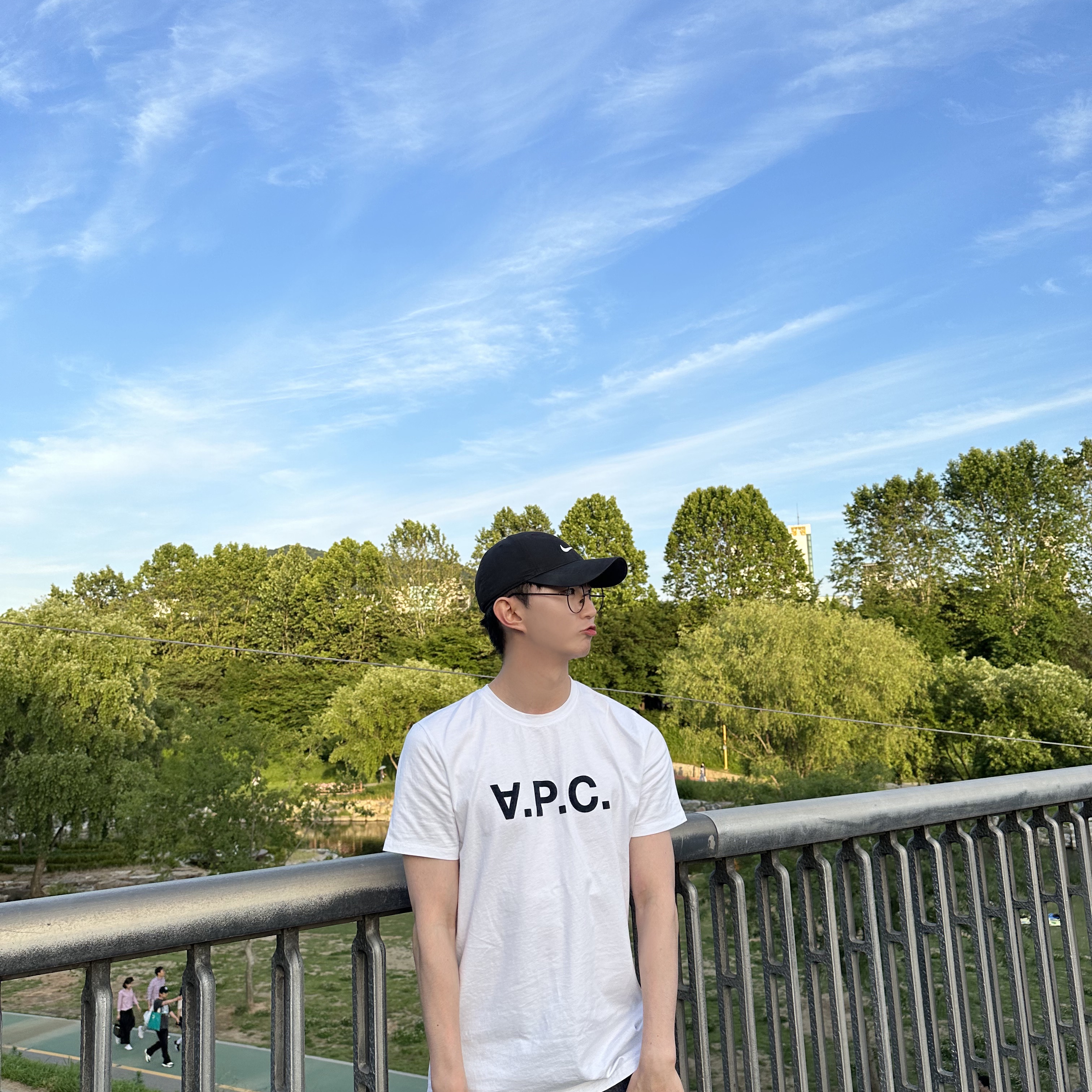 A.P.C. VPC T-Shirt White Dark Navy 착용 스타일