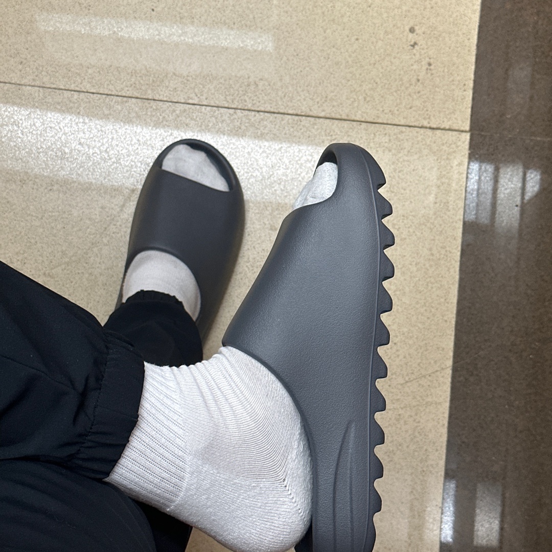 Adidas Yeezy Slide Slate Grey 착용 스타일