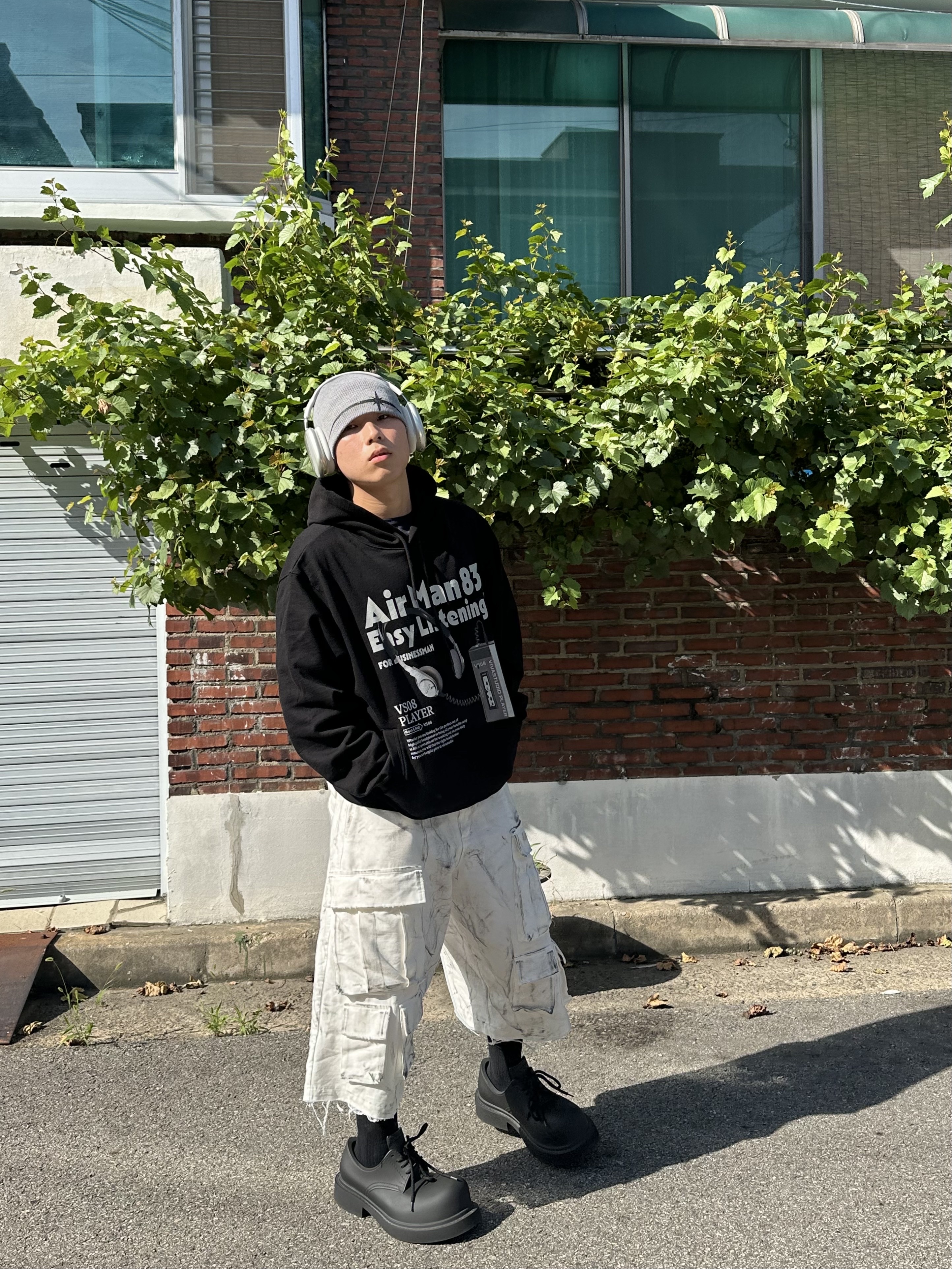 Balenciaga Steroid Derby Black, Apple AirPods Max Lightning Silver (Korean Ver.) 착용 스타일 - 1