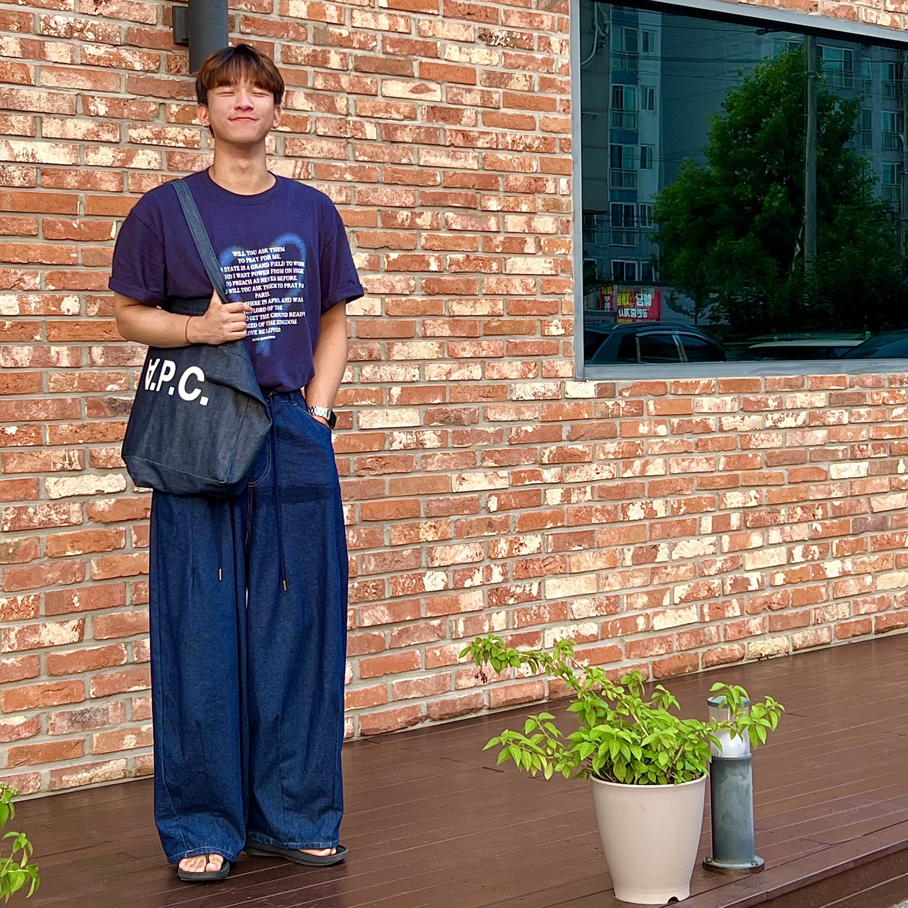 A.P.C. Daniela Shopping Bag Indigo 착용 스타일 - 1