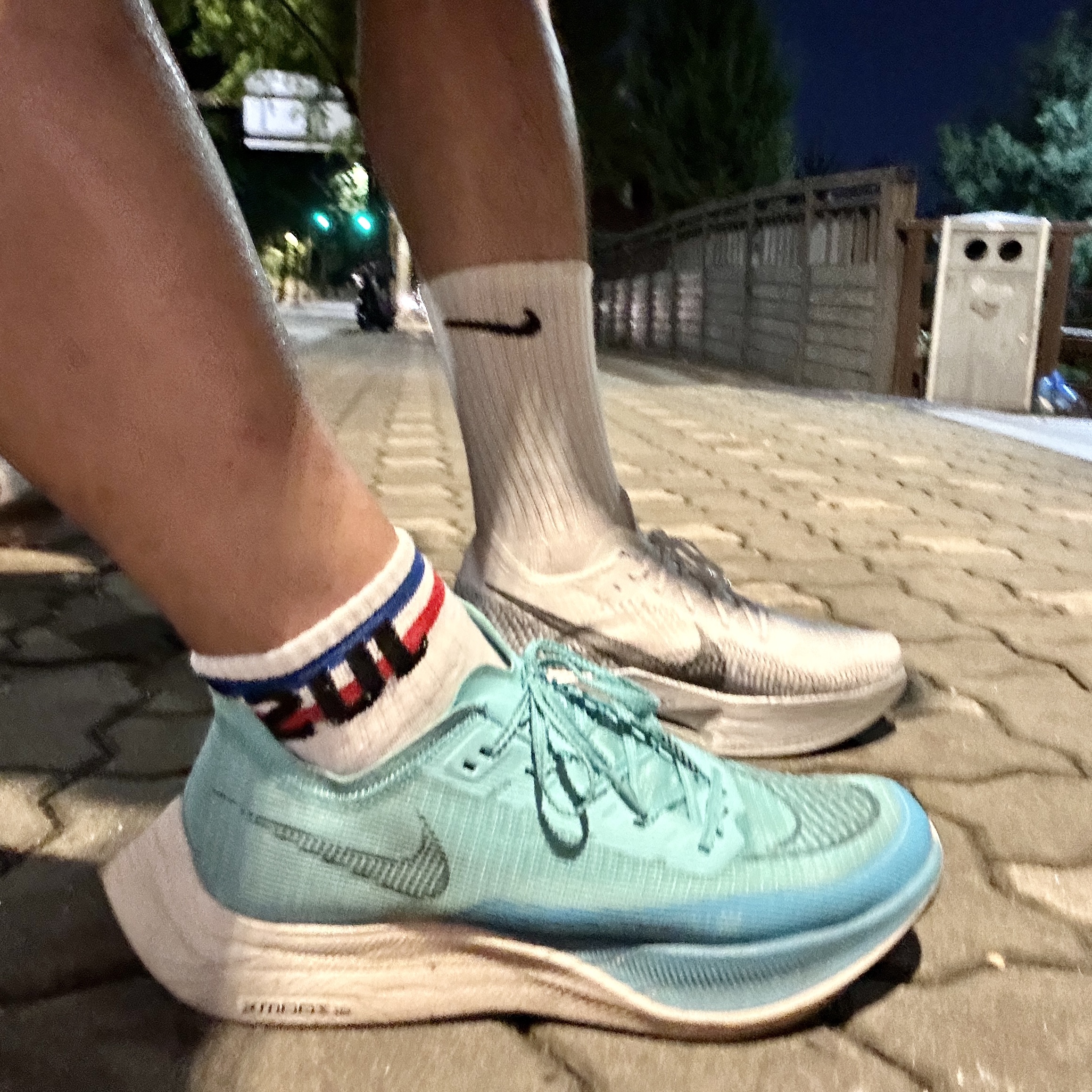 Nike ZoomX Vaporfly Next% 2 Aurora Green, Nike ZoomX Vaporfly Next% 3 White Grey 착용 스타일 - 2