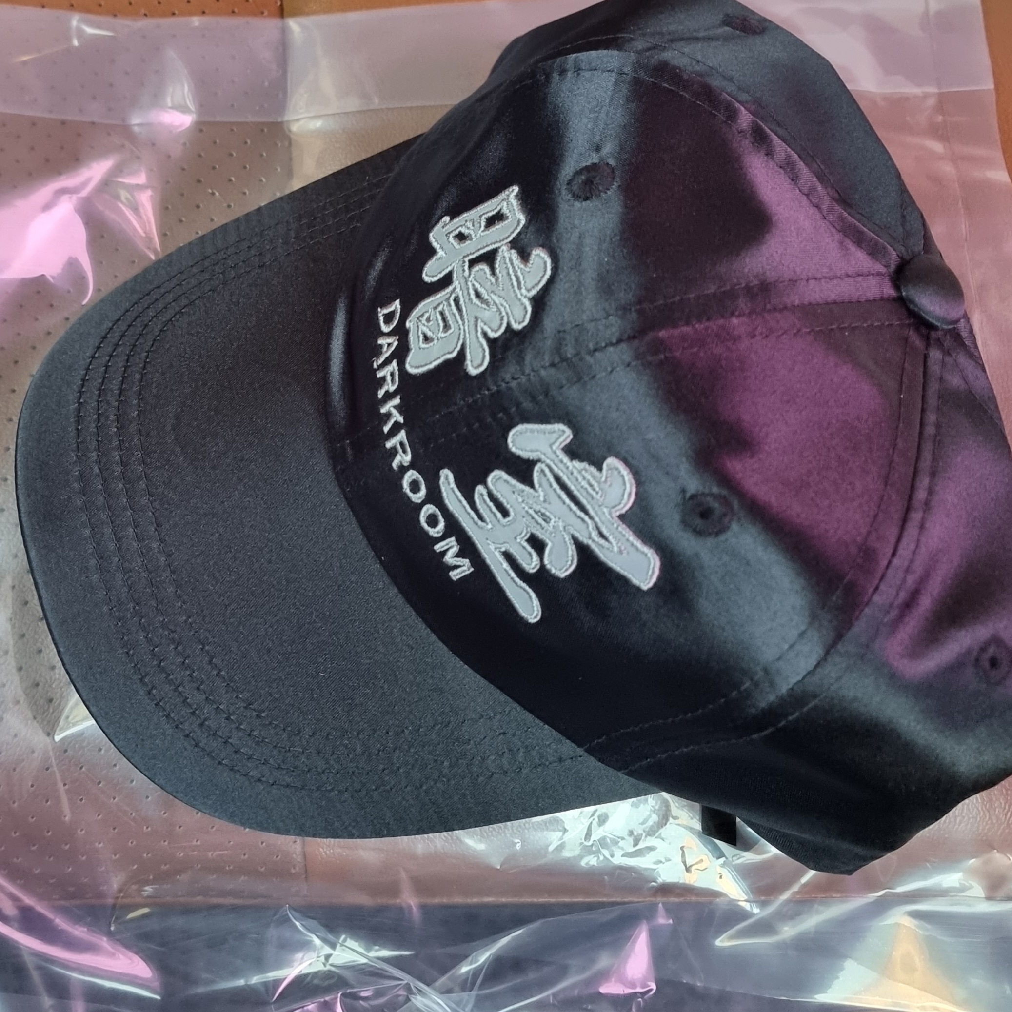 Darkr8m Studio x Hardhitters Satin Reflective Logo Cap 착용 스타일