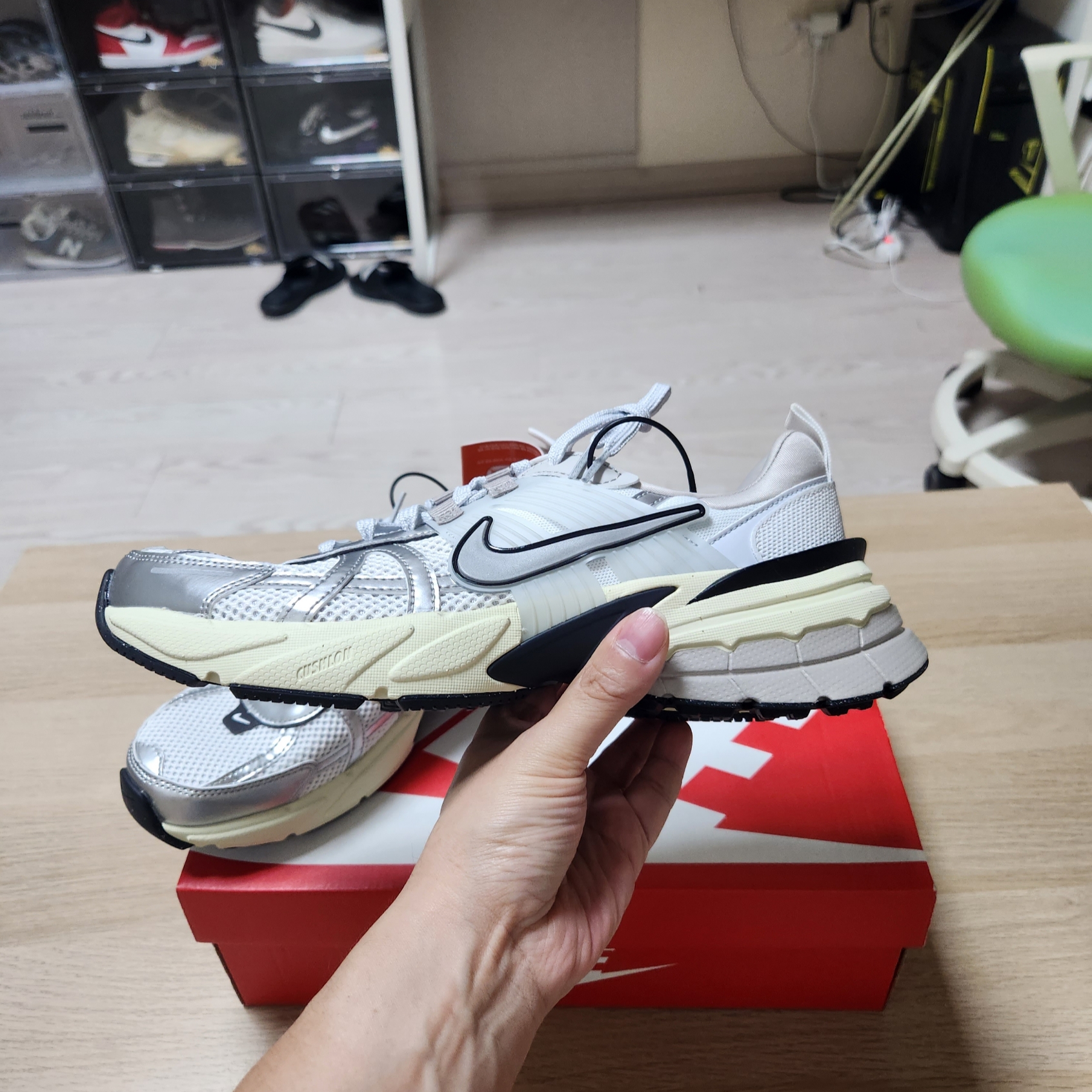 Nike V2K Run Summit White Metallic Silver 착용 스타일 - 2