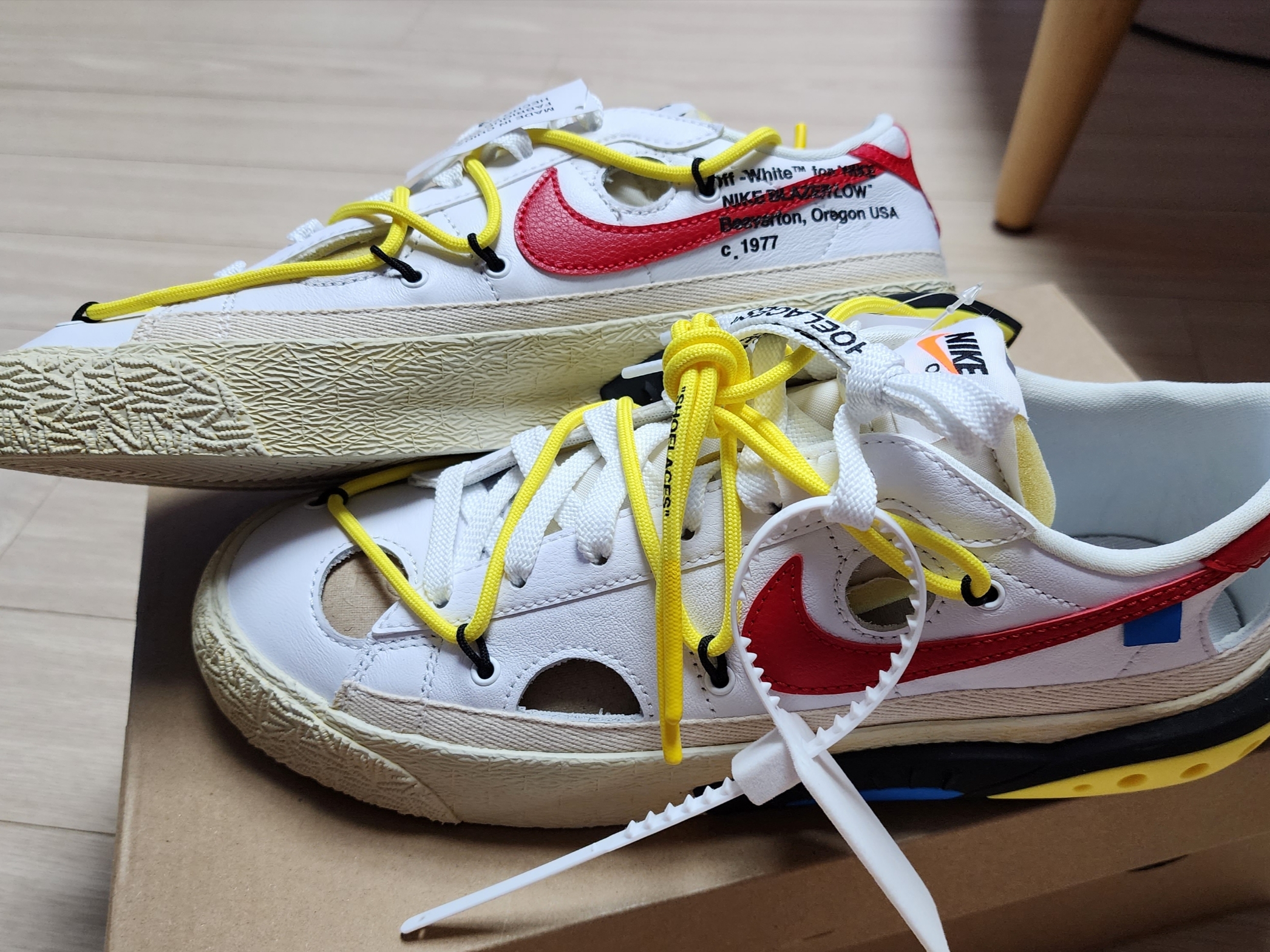 Nike x Off-White Blazer Low '77 White and University Red 착용 스타일 - 2