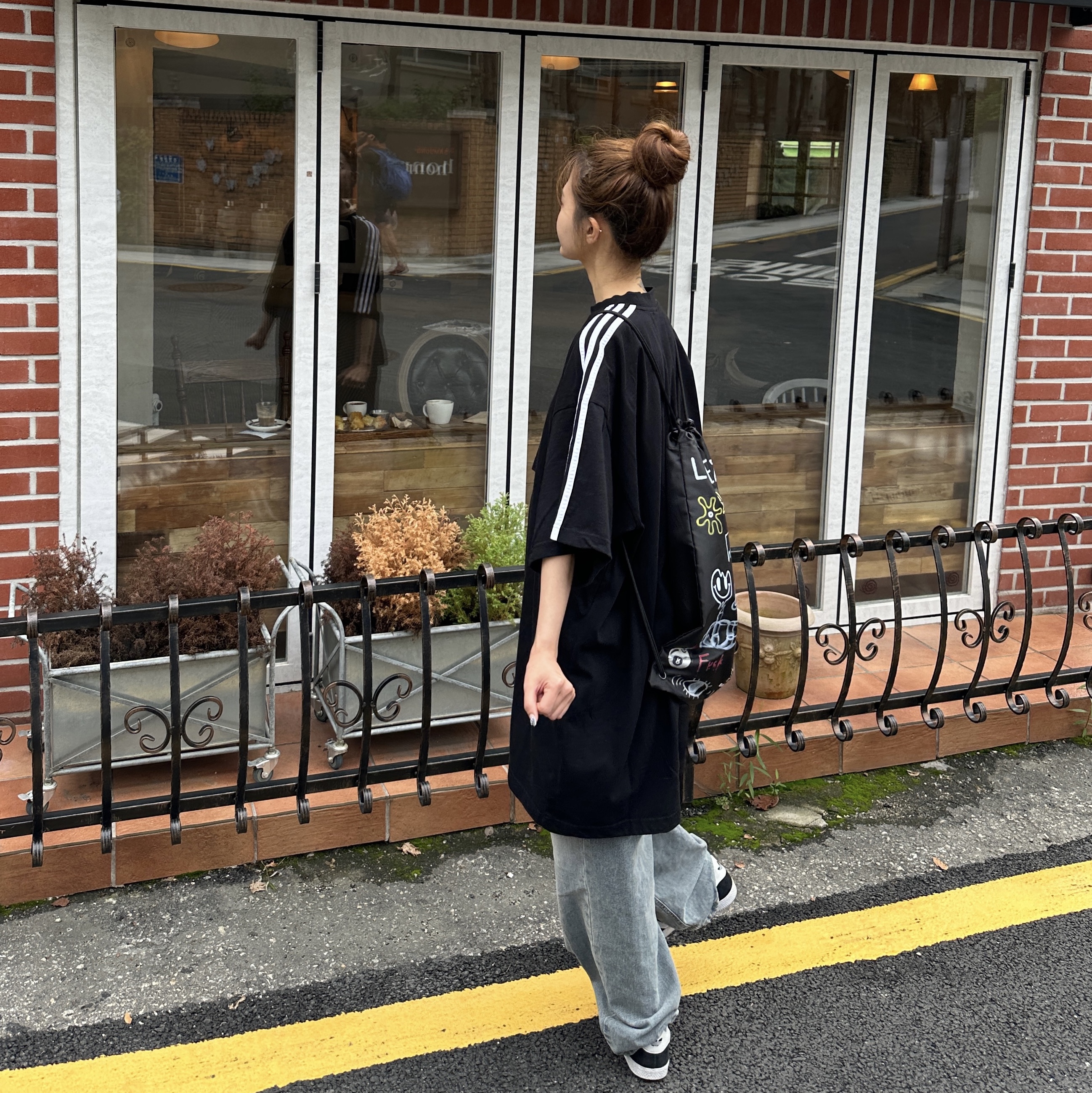 Balenciaga x Adidas Oversized T-Shirt Black White, (J) Adidas Gazelle Core Black Cloud White 착용 스타일 - 2