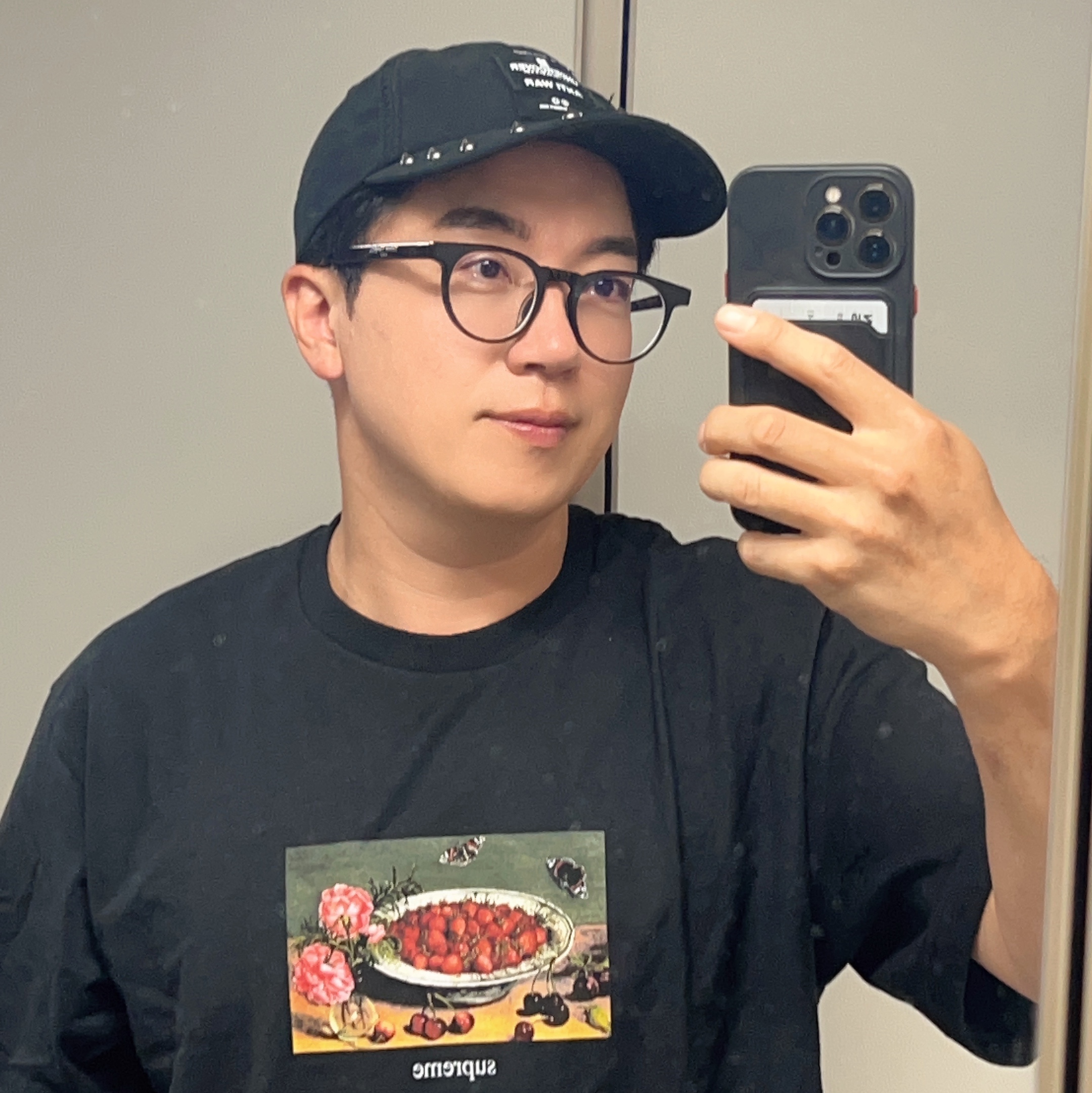 Supreme Strawberries T-Shirt Black - 23SS, Supreme x Undercover Studded 6-Panel Black - 23SS 착용 스타일