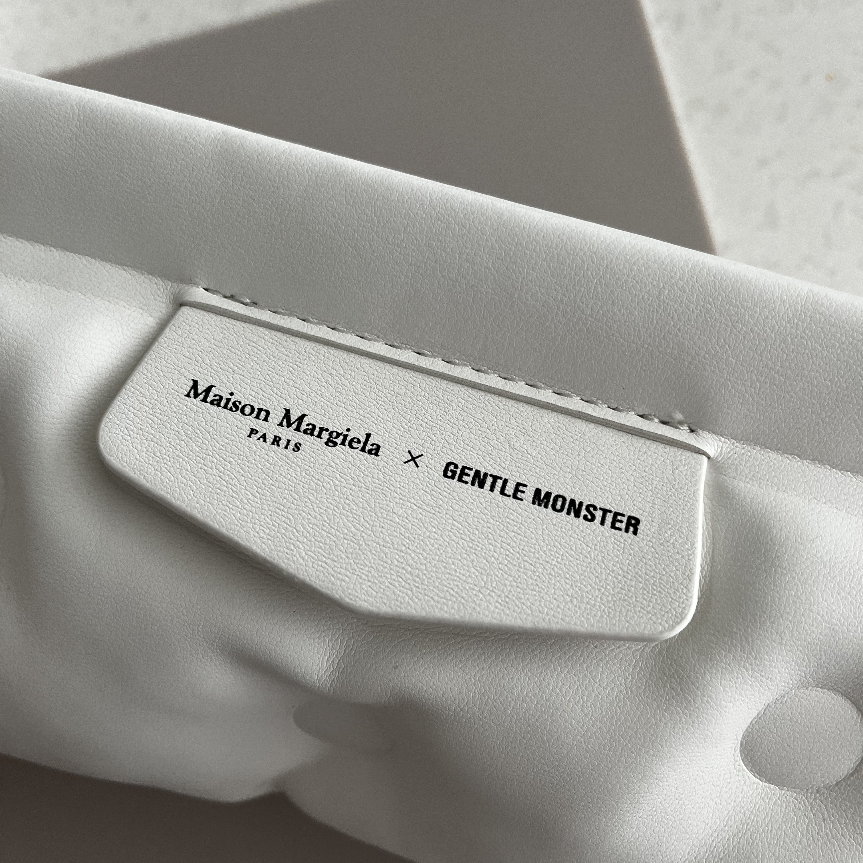 Gentle Monster x Maison Margiela MM007 Black Black 착용 스타일 - 2