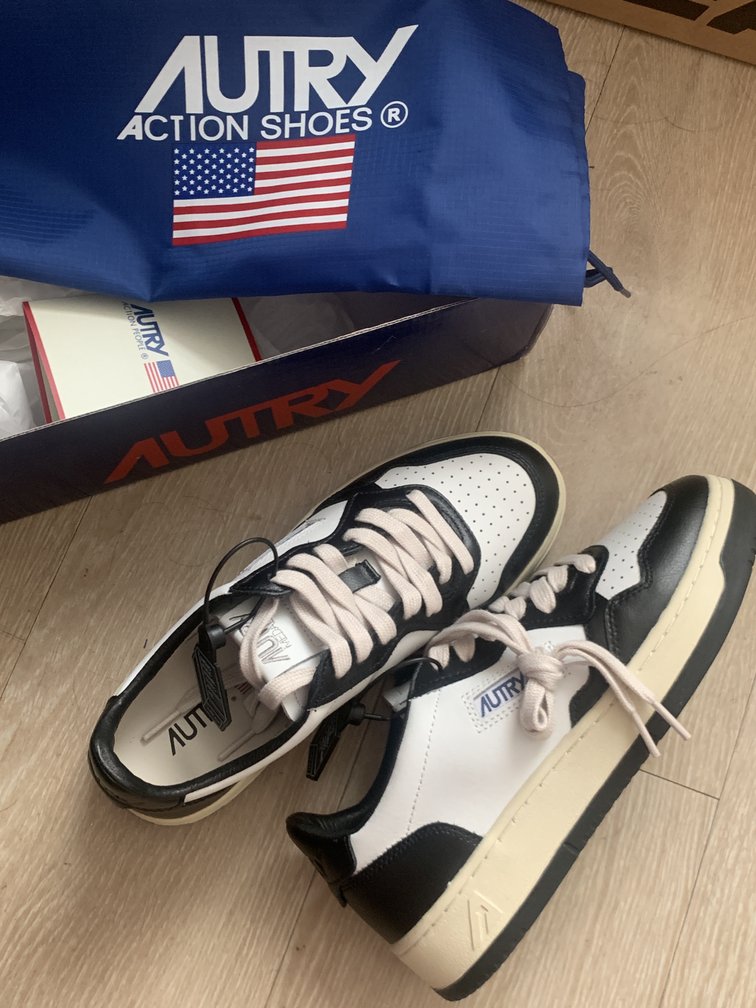 (W) Autry Medalist Low Leather Sneakers Black White 착용 스타일 - 2