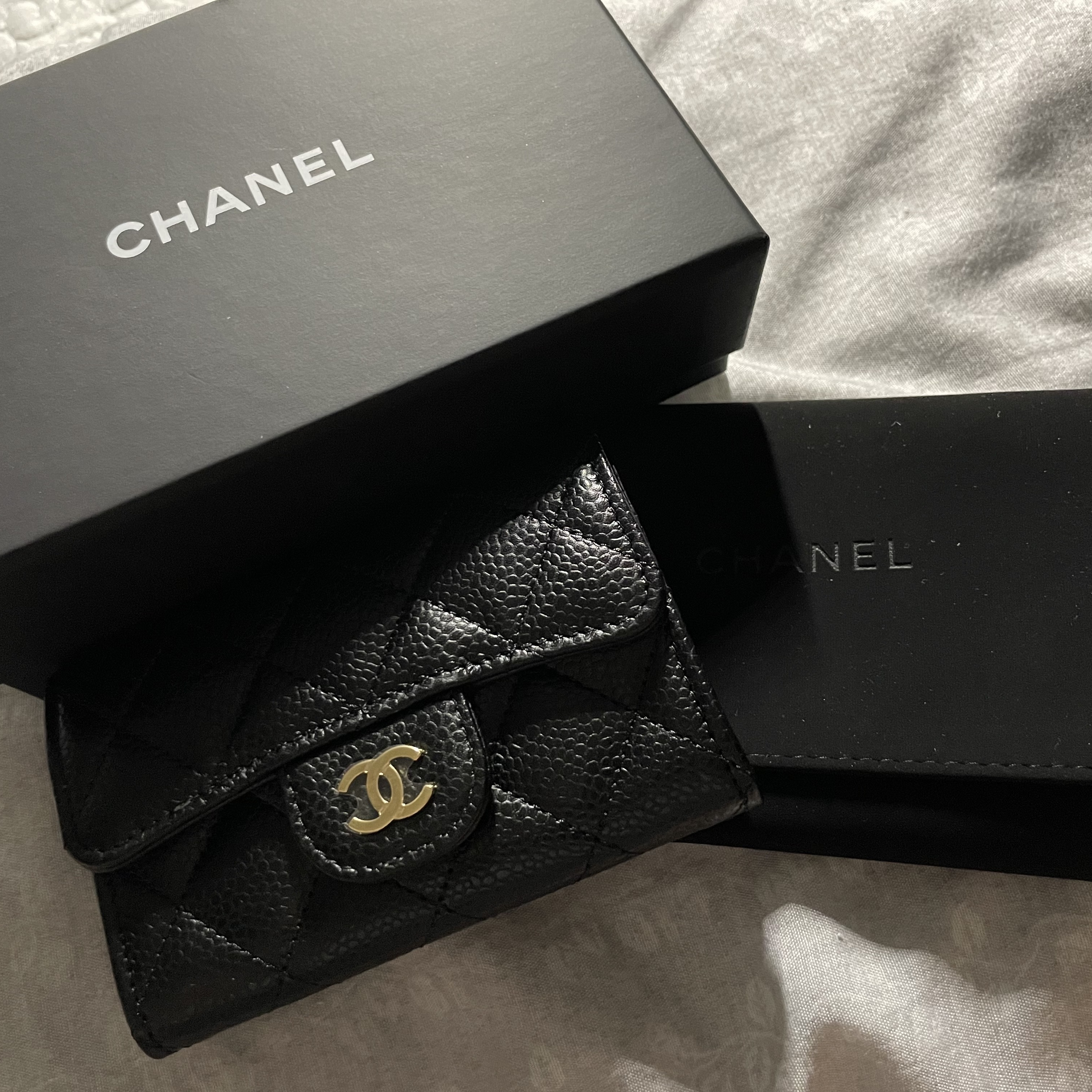 Chanel Classic Card Holder Grained Calfskin & Gold Black 착용 스타일