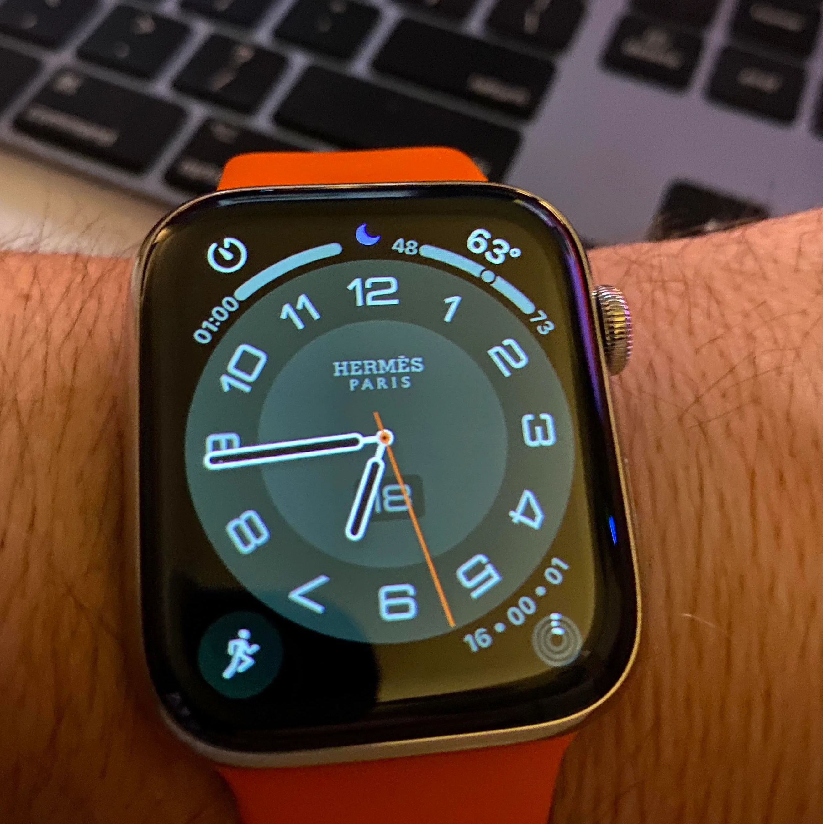 Apple Watch Sport Band Bright Orange, Apple Watch Series 8 41mm Cellular Silver Stainless Steel Case with Sport Band White (Korean Ver.) 착용 스타일
