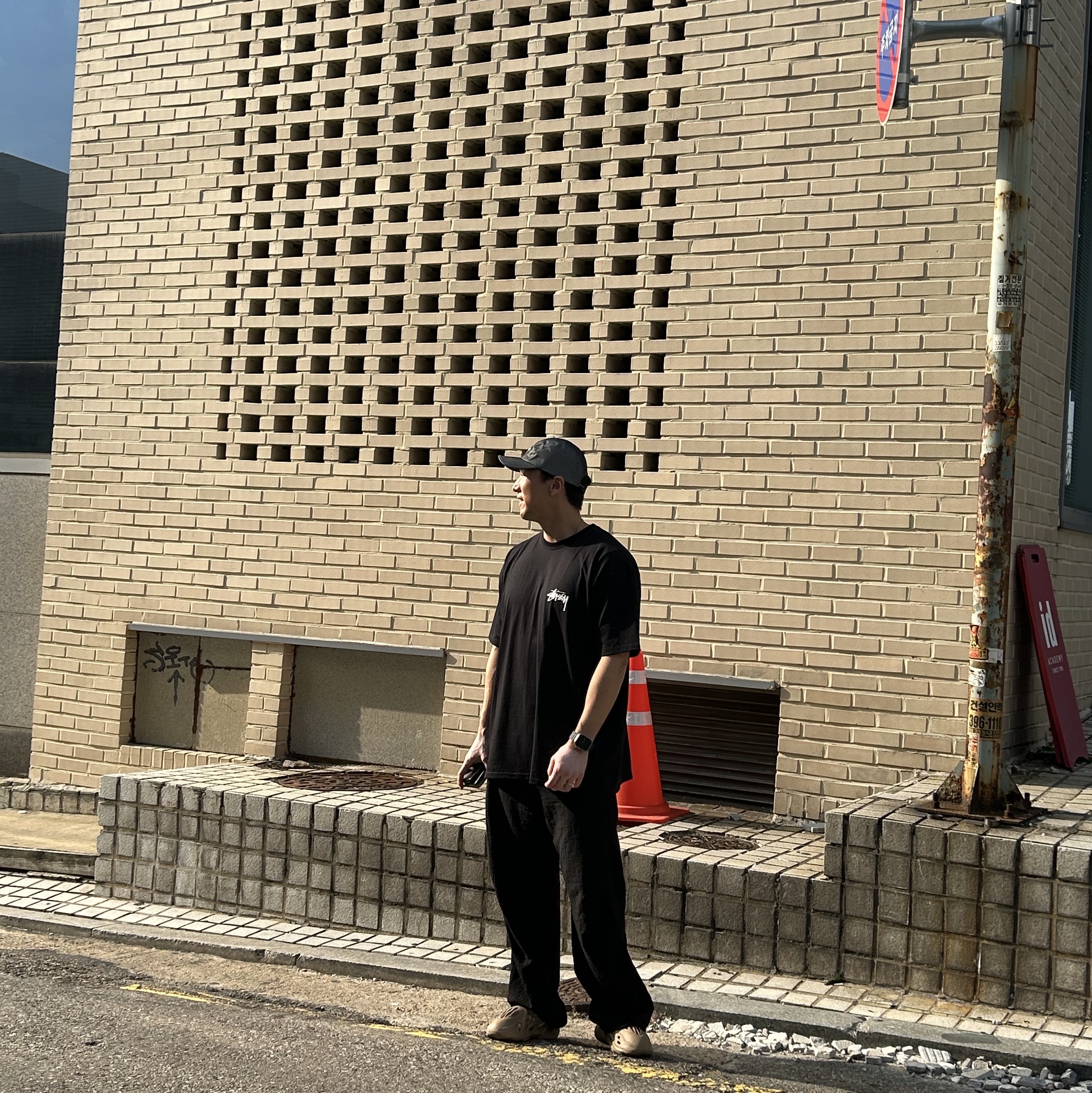 Adidas Yeezy Foam RNNR Clay Taupe, Supreme Reflective Mesh Camp Cap Black - 22SS 착용 스타일 - 2