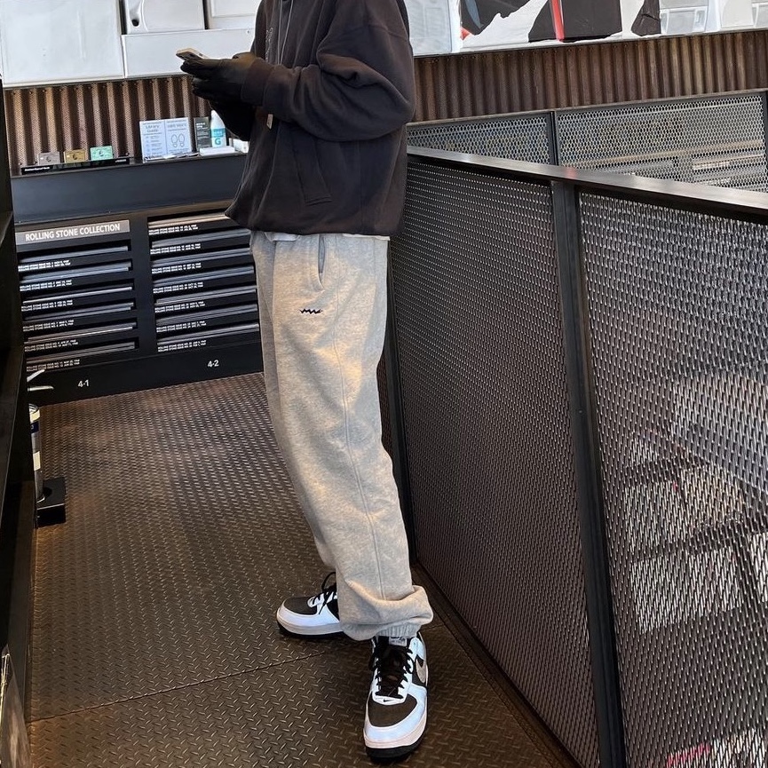 Nike Air Force 1 B Silver Snake 착용 스타일 - 1