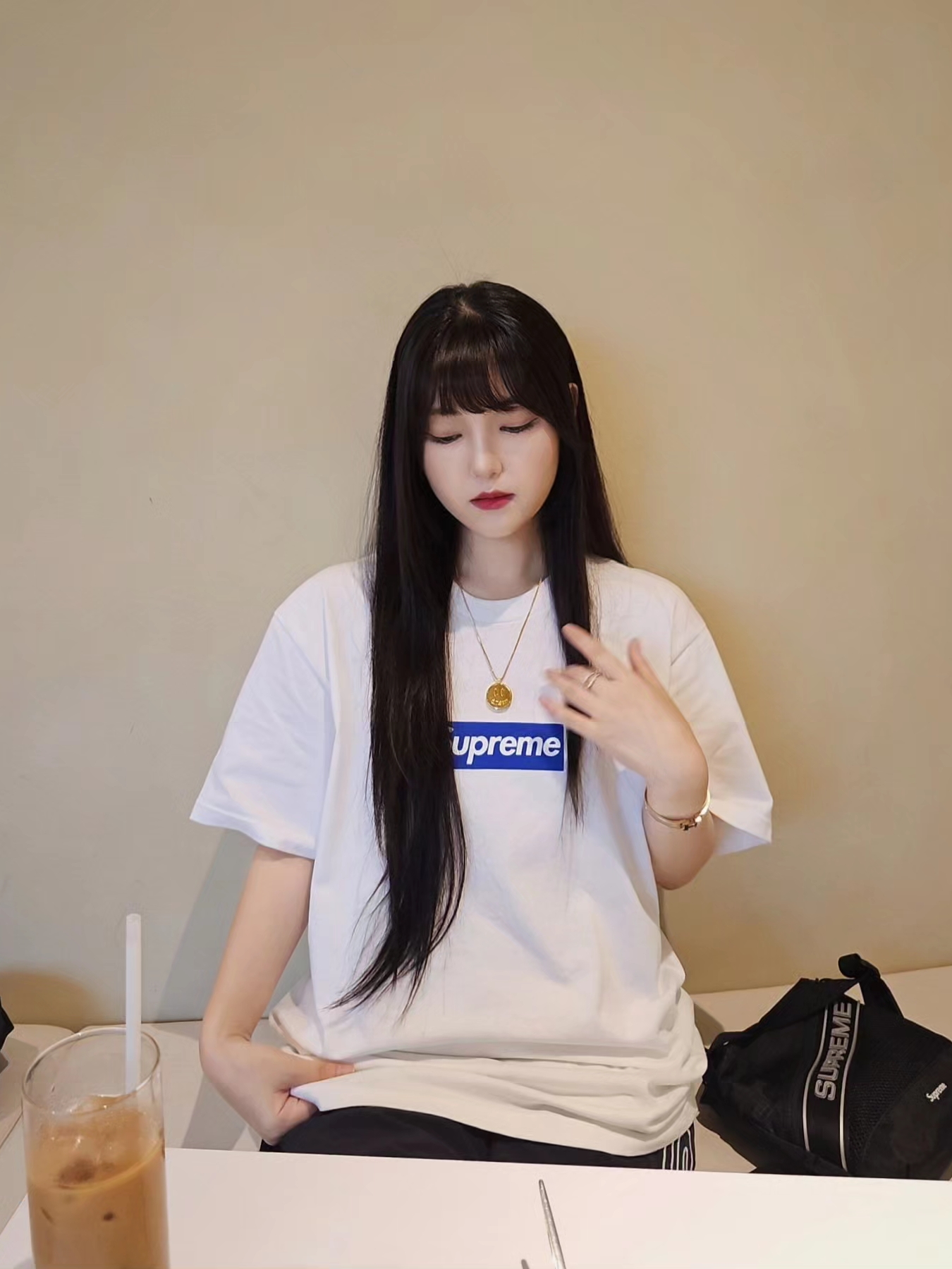 Supreme Seoul Box Logo T-Shirt White - 23FW, Supreme Spellout Embroidered Track Pants Black - 23FW 착용 스타일 - 3