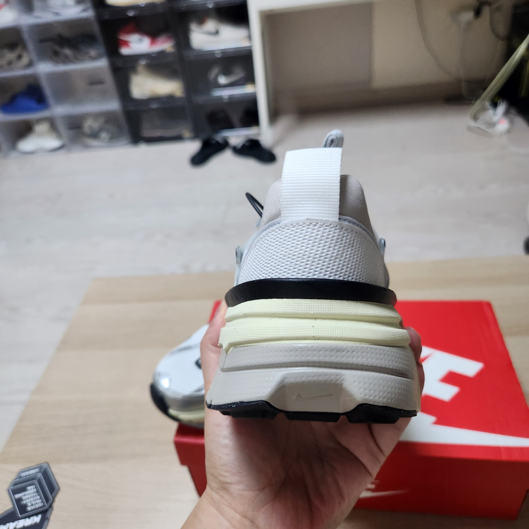 Nike V2K Run Summit White Metallic Silver 착용 스타일 - 3