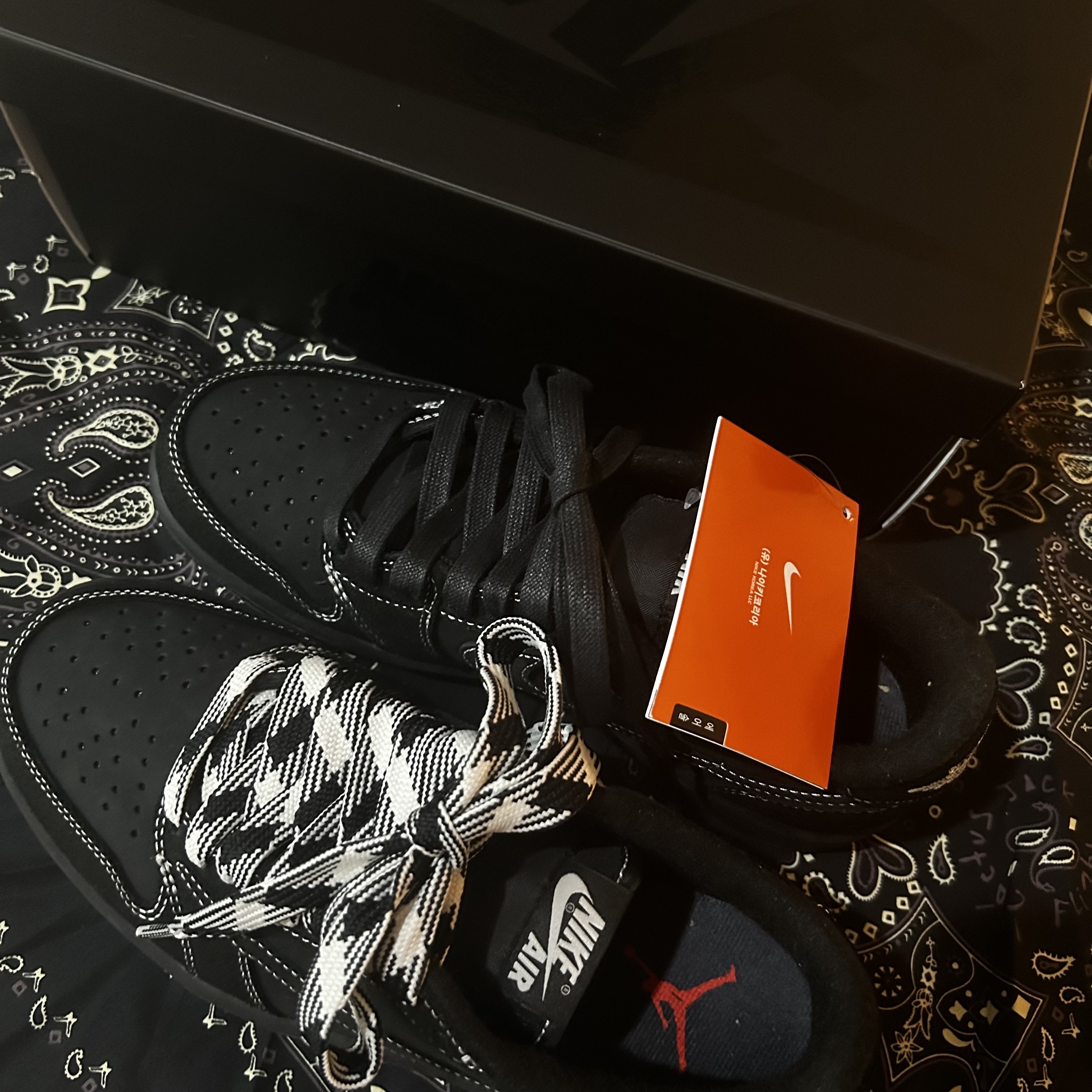 Jordan 1 x Travis Scott Retro Low OG SP Black Phantom 착용 스타일 - 1