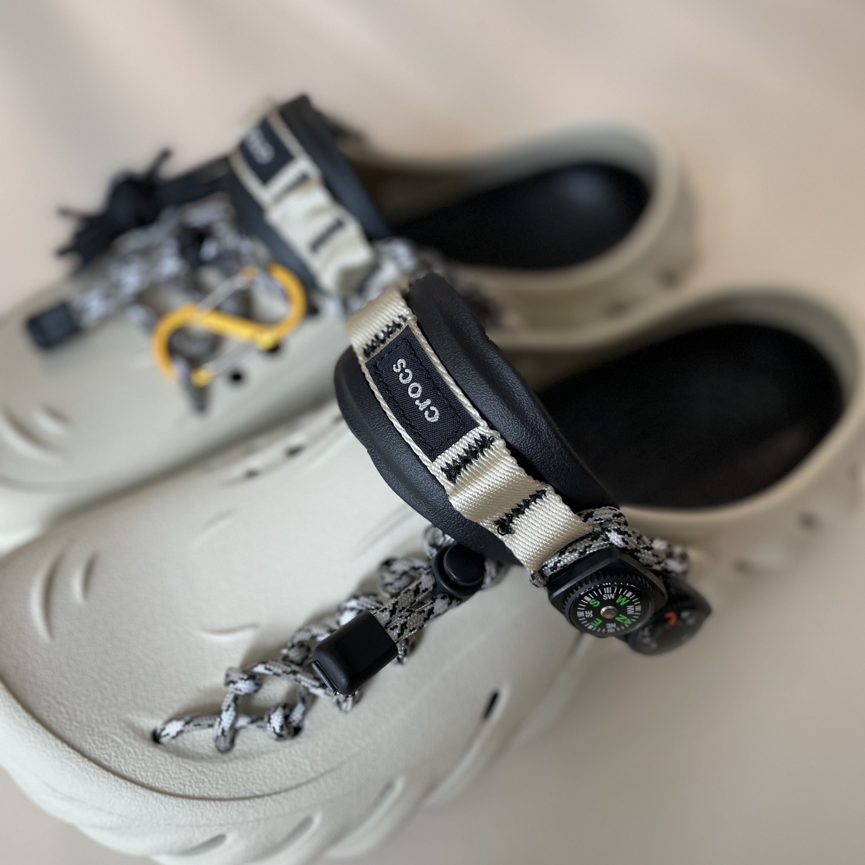 Crocs Echo Clog Bone Black 착용 스타일 - 2