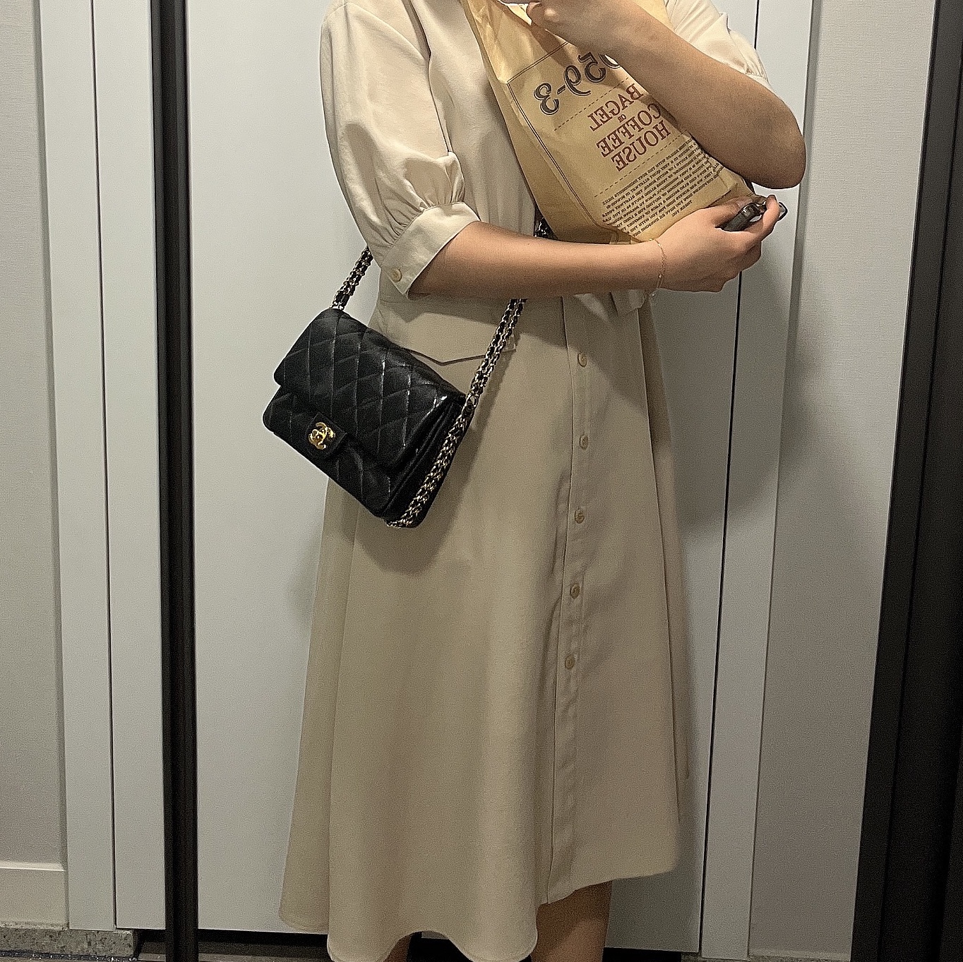 Chanel Mini Flap Bag Grained Calfskin & Gold Black 착용 스타일