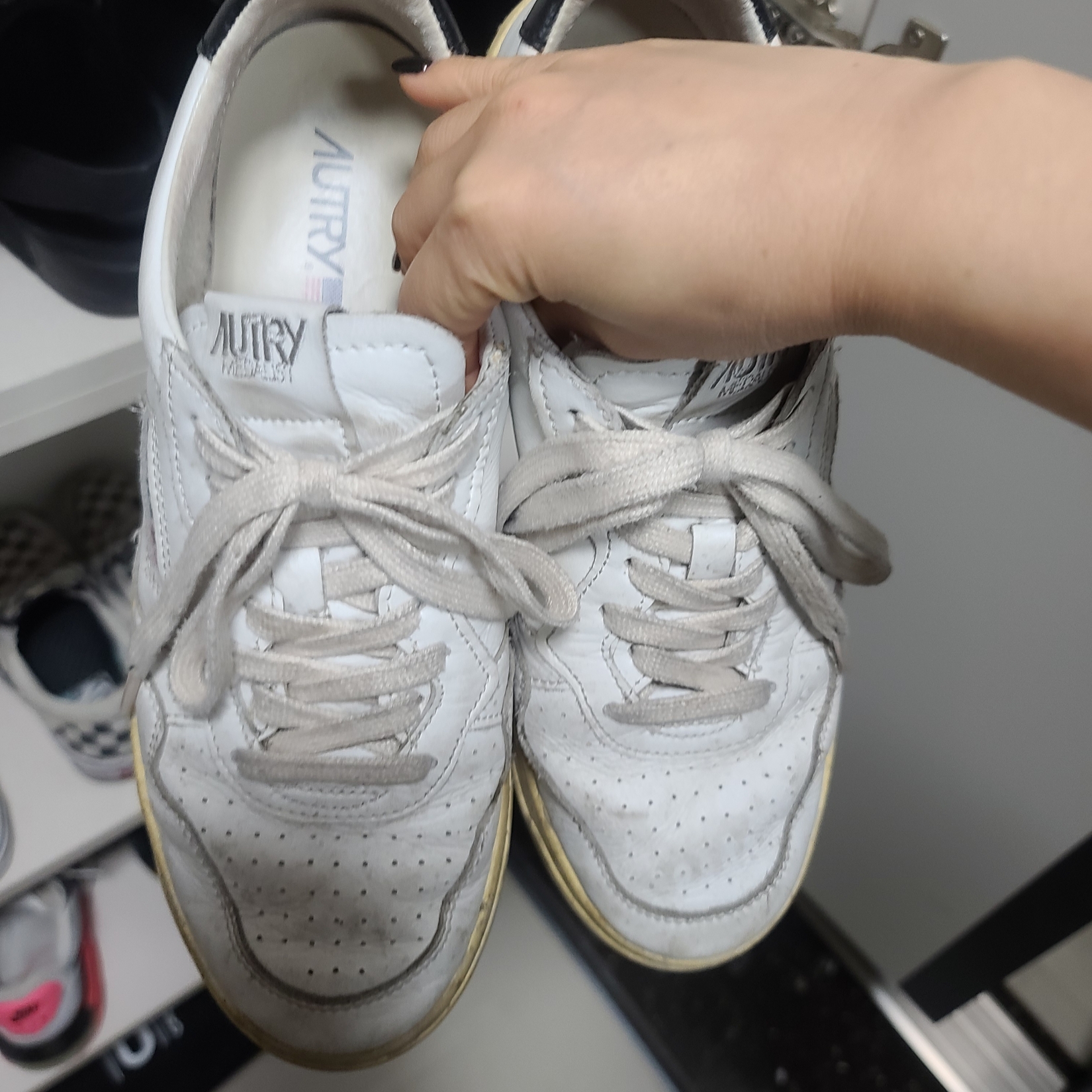 Autry Medalist Low Leather Sneakers White Black 착용 스타일