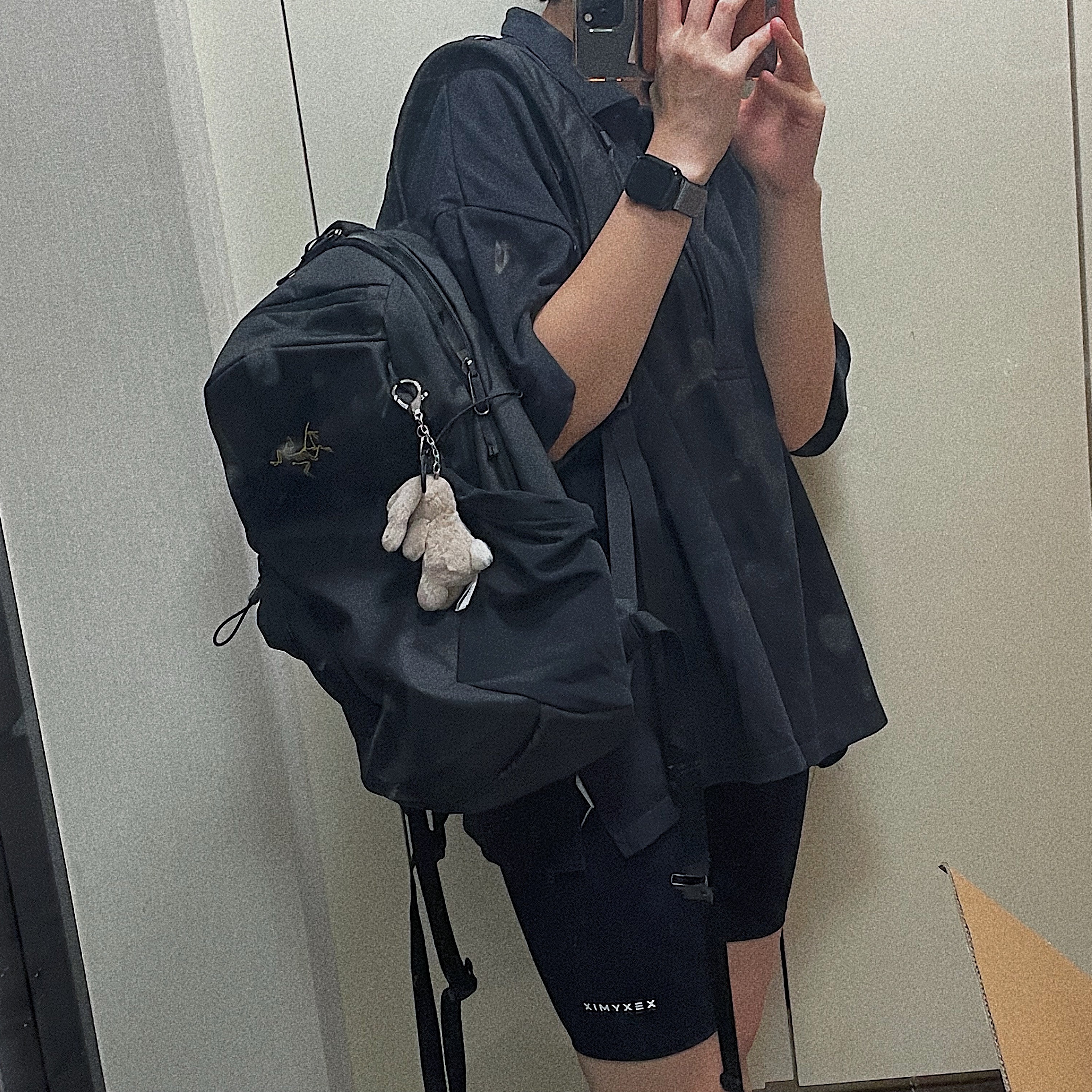 Arc'teryx Mantis 16 Backpack Black, Jellycat Bashful Bunny Bag Charm Beige 착용 스타일