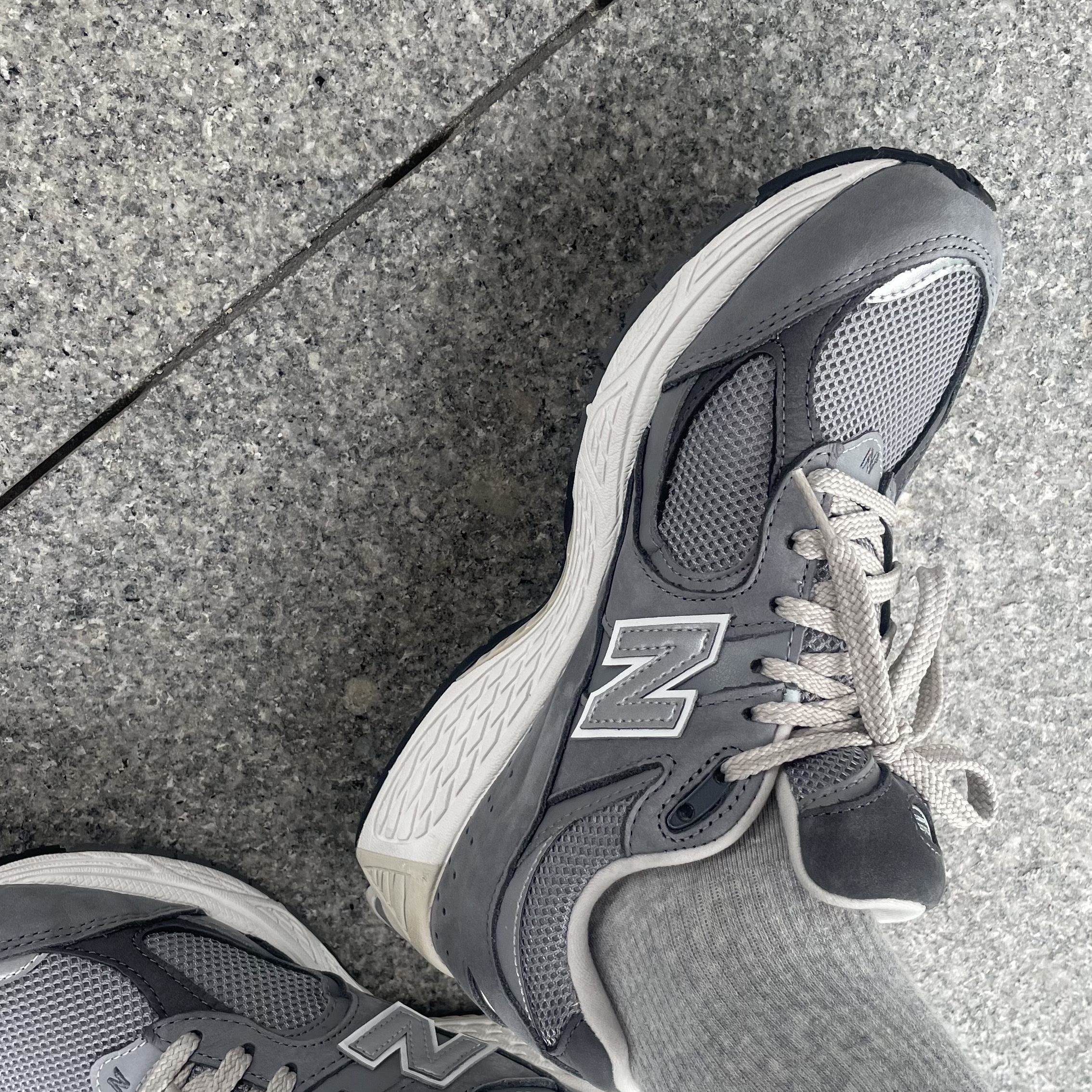 New Balance 2002R Premium Vintage Grey 착용 스타일