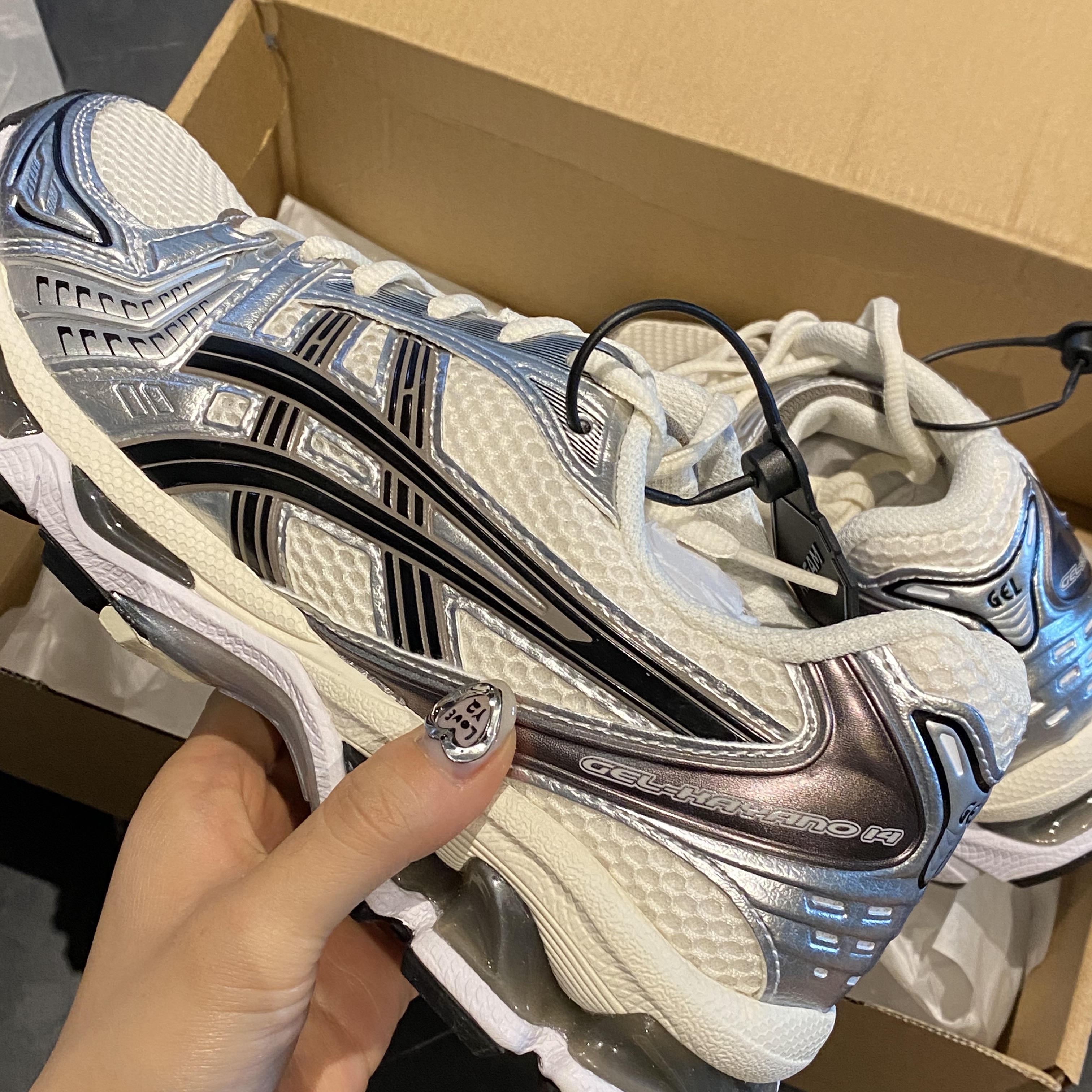 Asics Gel-Kayano 14 Cream Black 착용 스타일 - 1