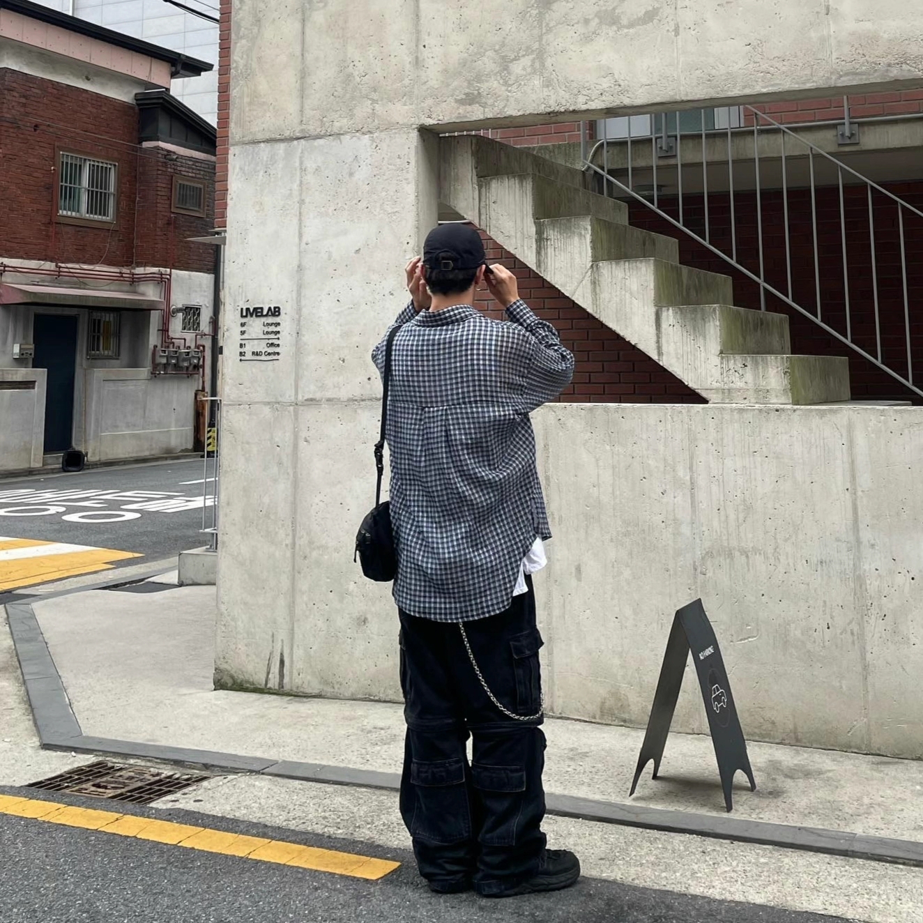 Arc'teryx Mantis 2 Waistpack Black, Oakley Eye Jacket Redux Matte Black Frame Prizm Grey Lenses High Bridge Fit 착용 스타일 - 5