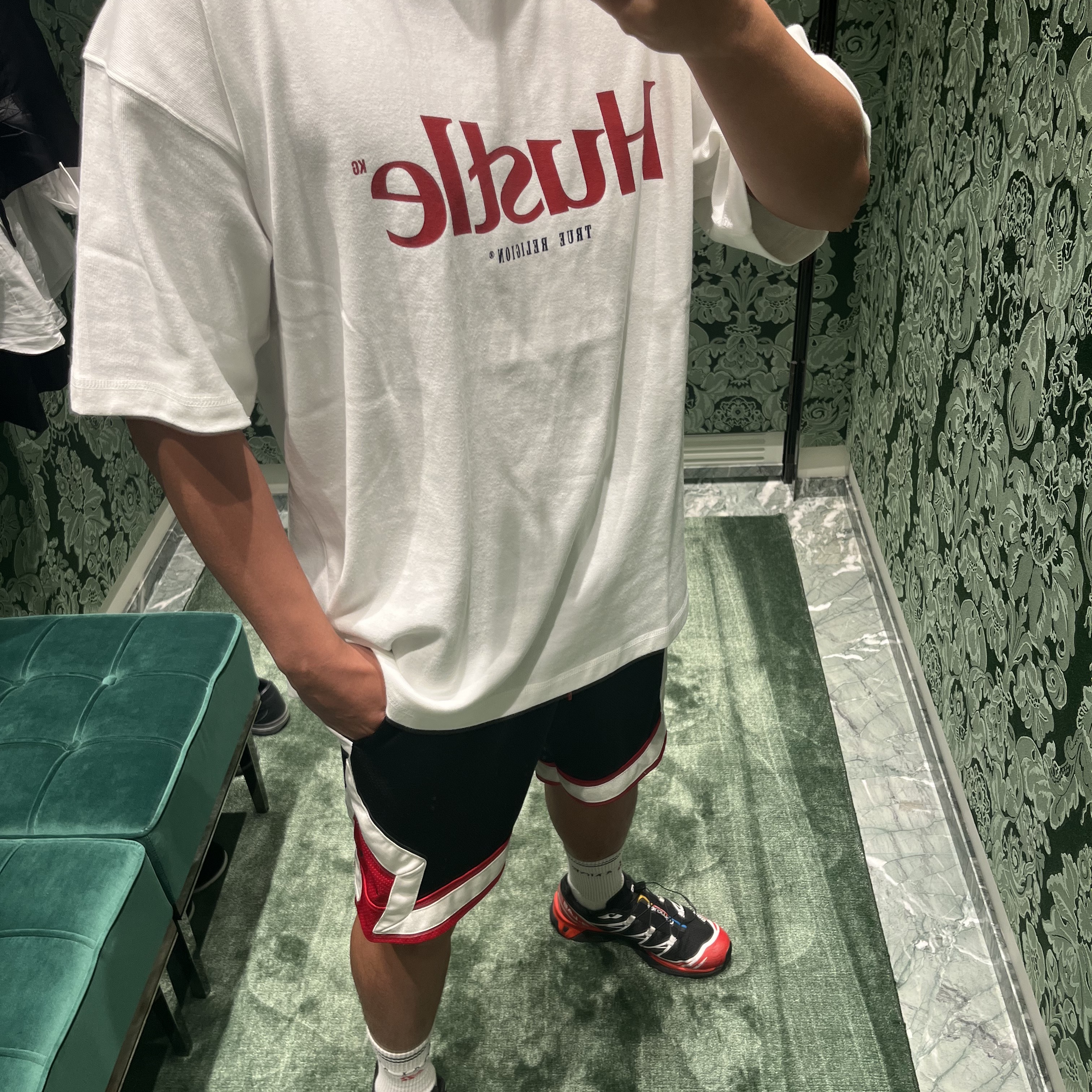 True Religion Hustle T-Shirt White, Salomon XT-6 ADV Black Racing Red 착용 스타일