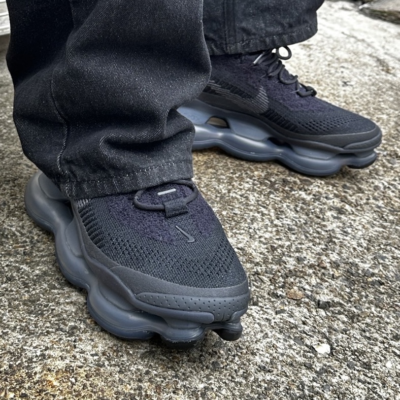Nike Air Max Scorpion Flyknit Black Anthracite 착용 스타일 - 2