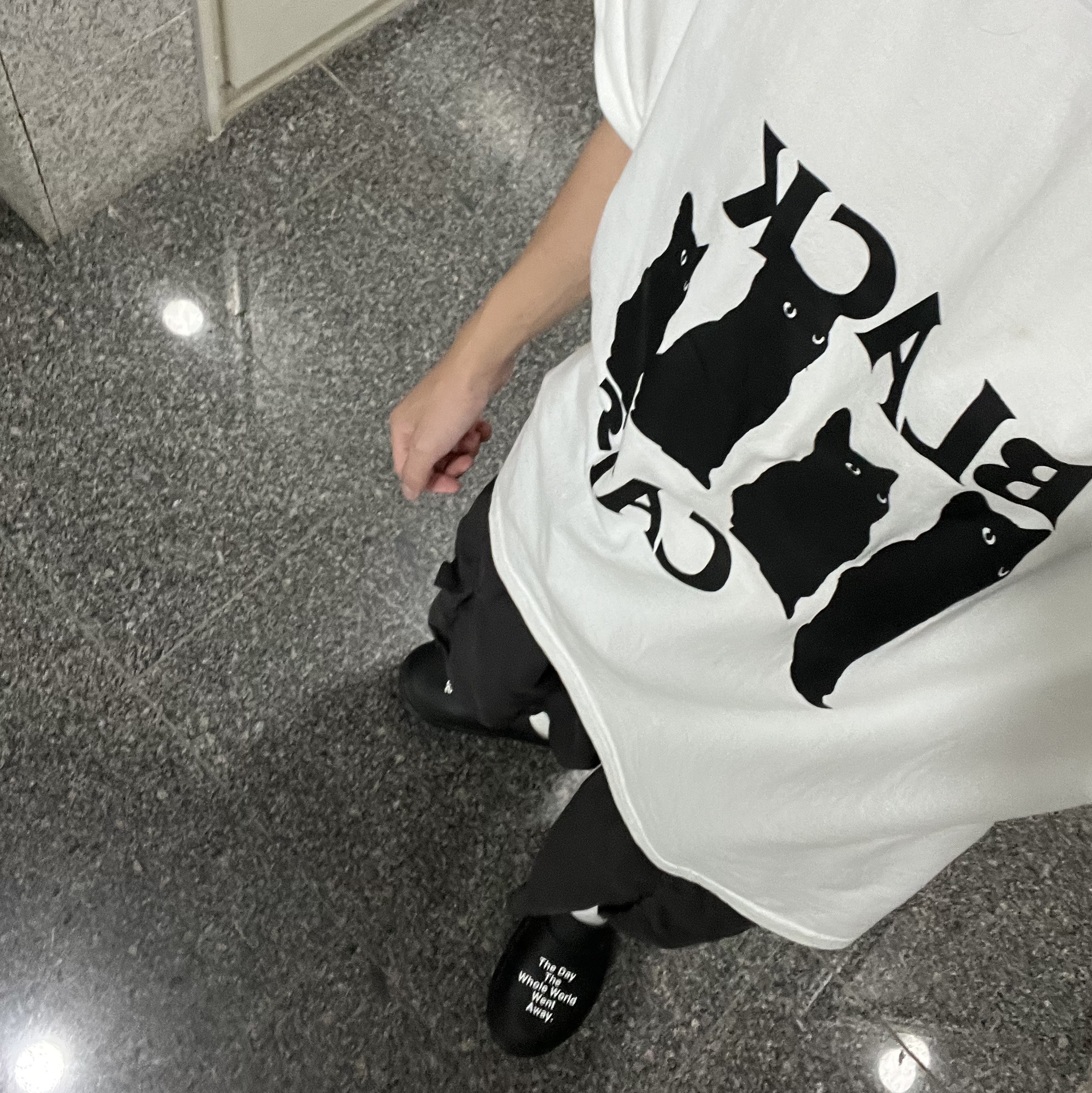 Oofos x Takahiromiyashita The Soloist The Day The Whole World Went Away Clog Black 착용 스타일 - 1
