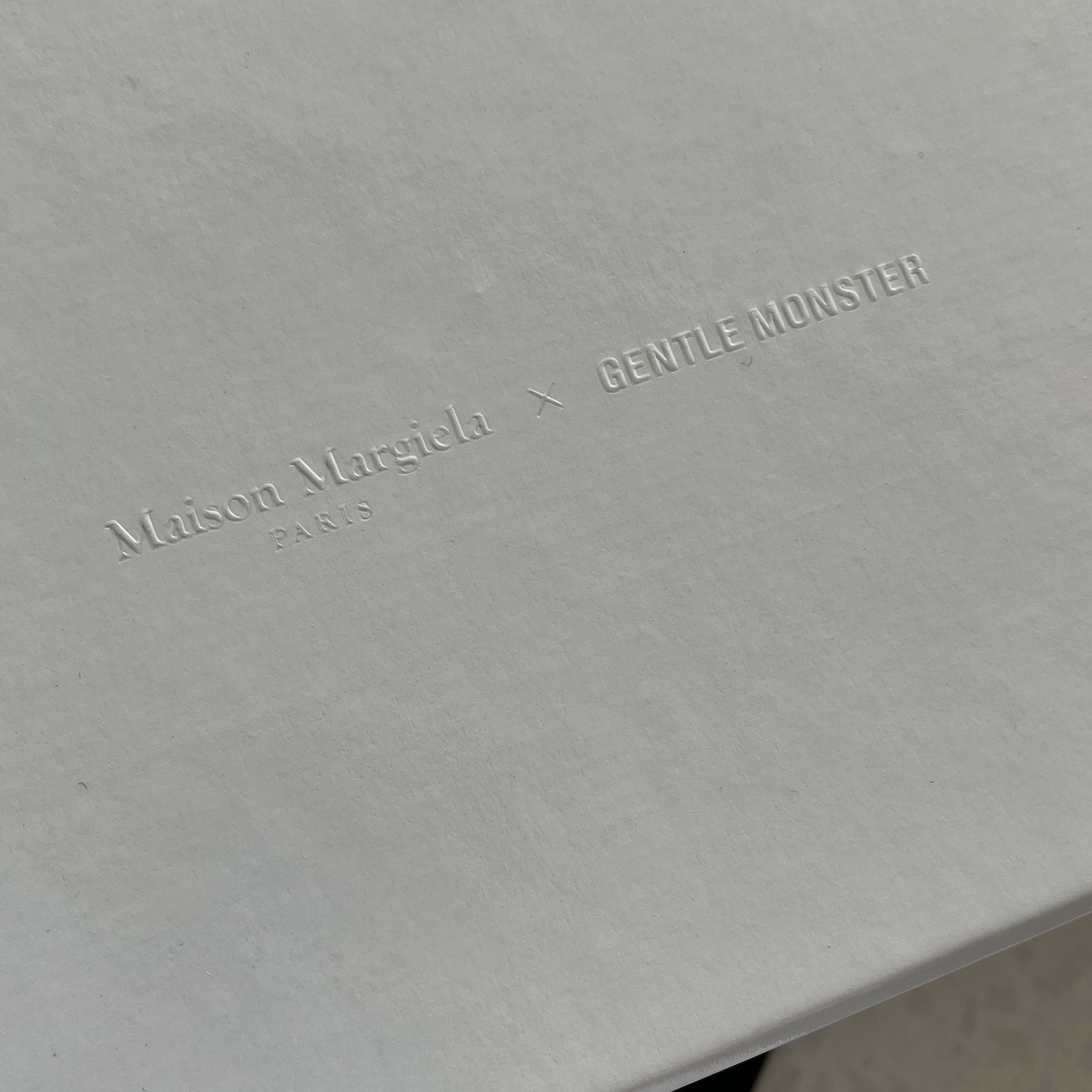 Gentle Monster x Maison Margiela MM007 Black Black 착용 스타일 - 1