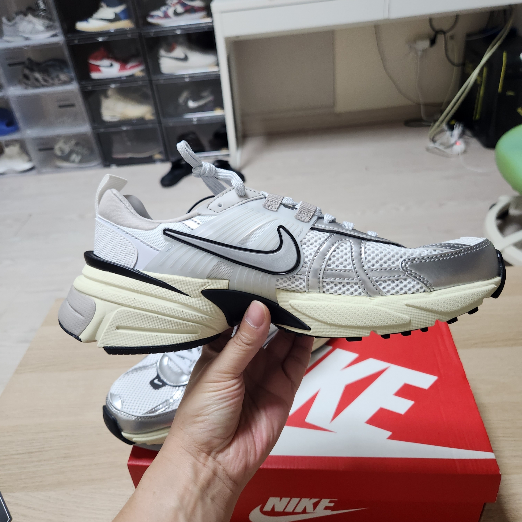 Nike V2K Run Summit White Metallic Silver 착용 스타일 - 4