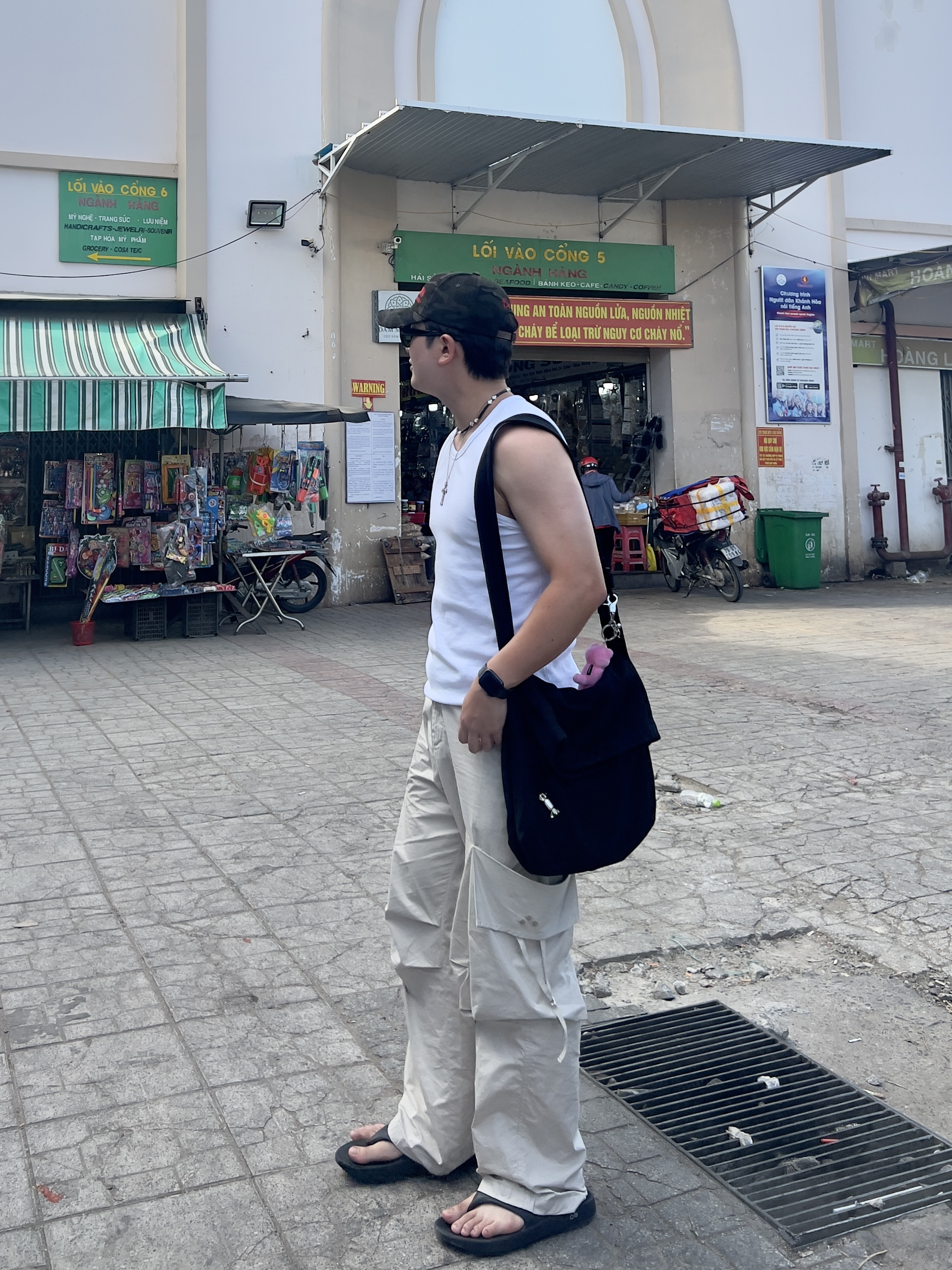Our Legacy Sling Bag Washed Black Denim, Oofos OOriginal Black 착용 스타일 - 2