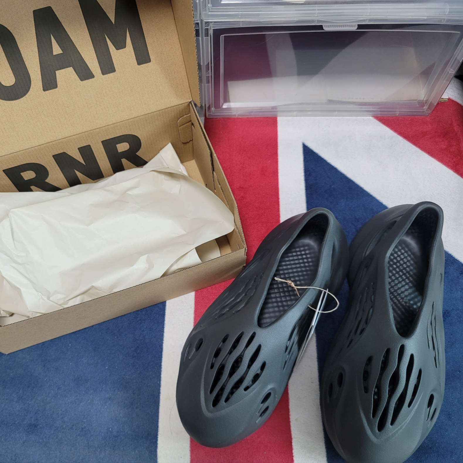 Adidas Yeezy Foam RNNR Carbon 착용 스타일